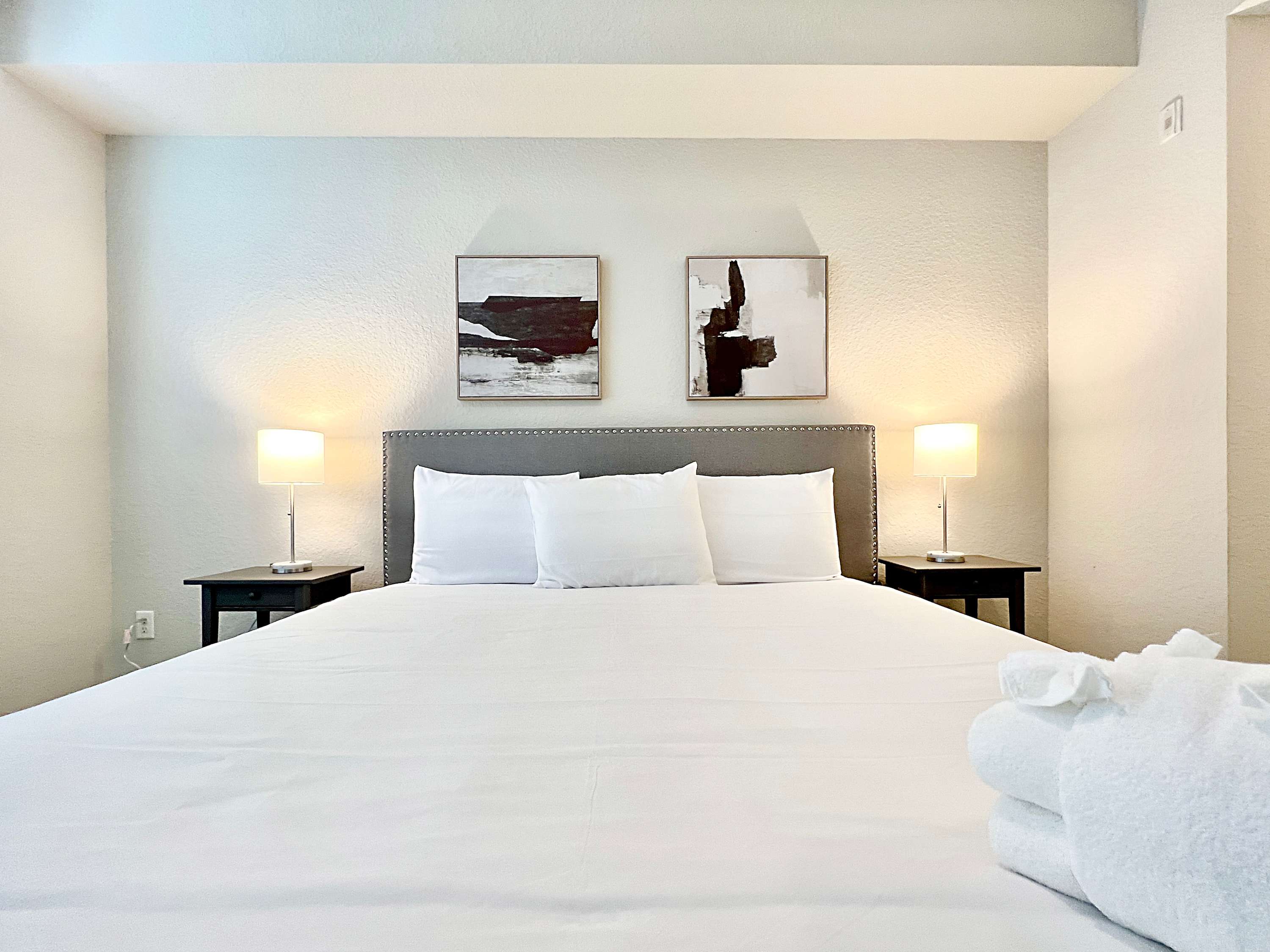 Luxury Westshore Living, Work Desk, Pet Friendly!