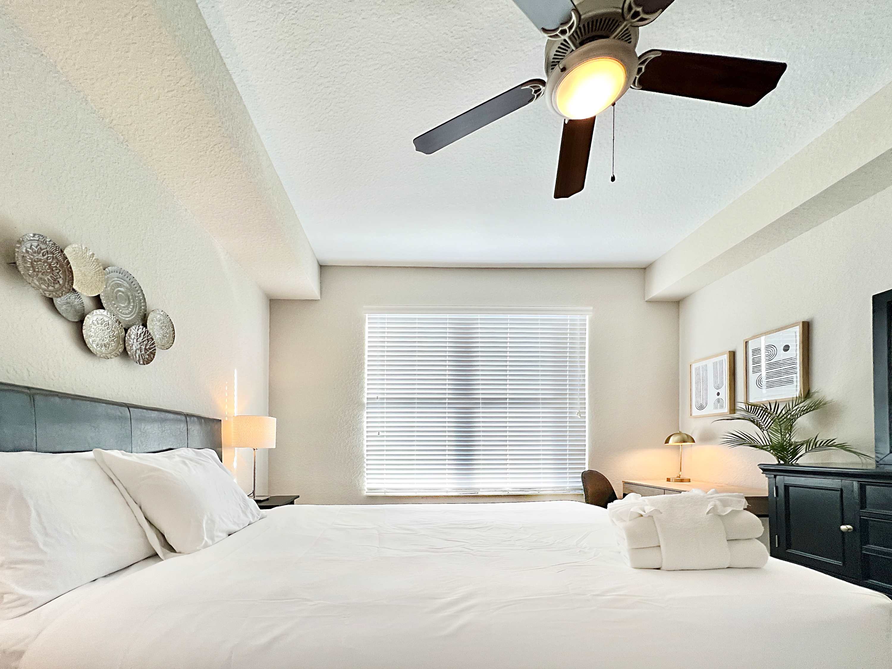 Luxury Westshore Living, Work Desk, Pet Friendly!