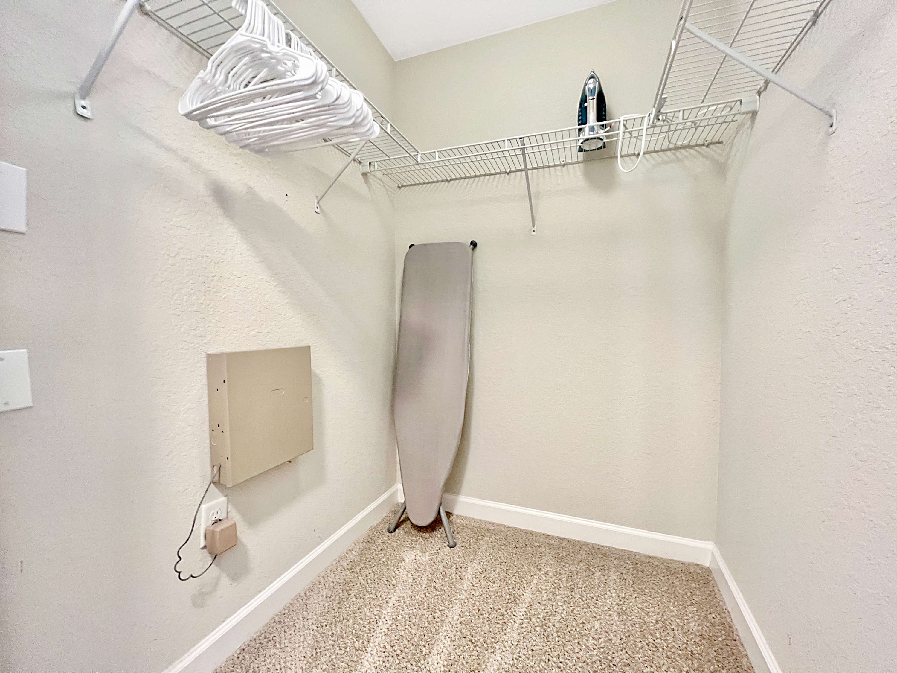 Luxury Westshore Living, Work Desk, Pet Friendly!