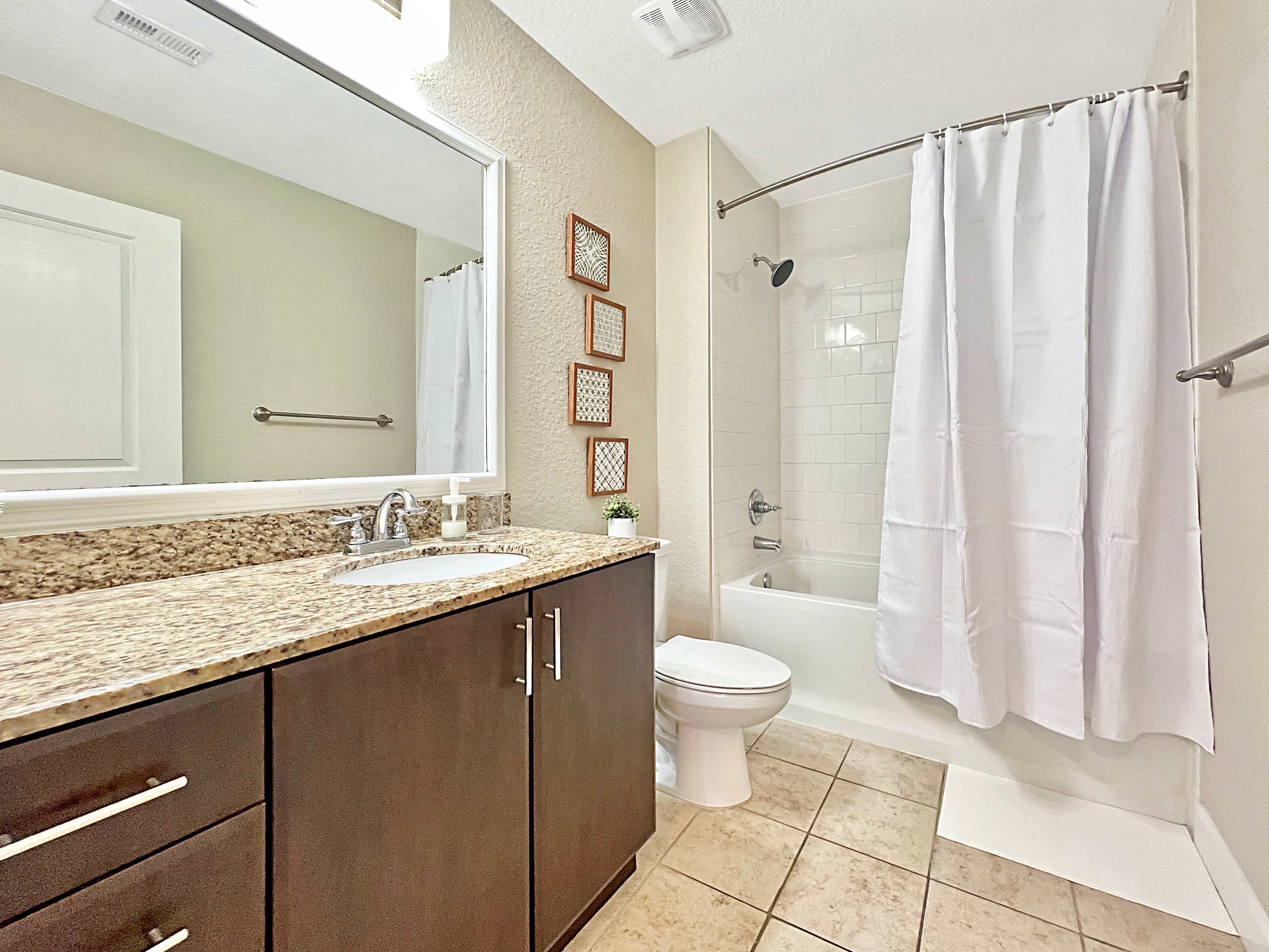 Luxury Westshore Living, Work Desk, Pet Friendly!