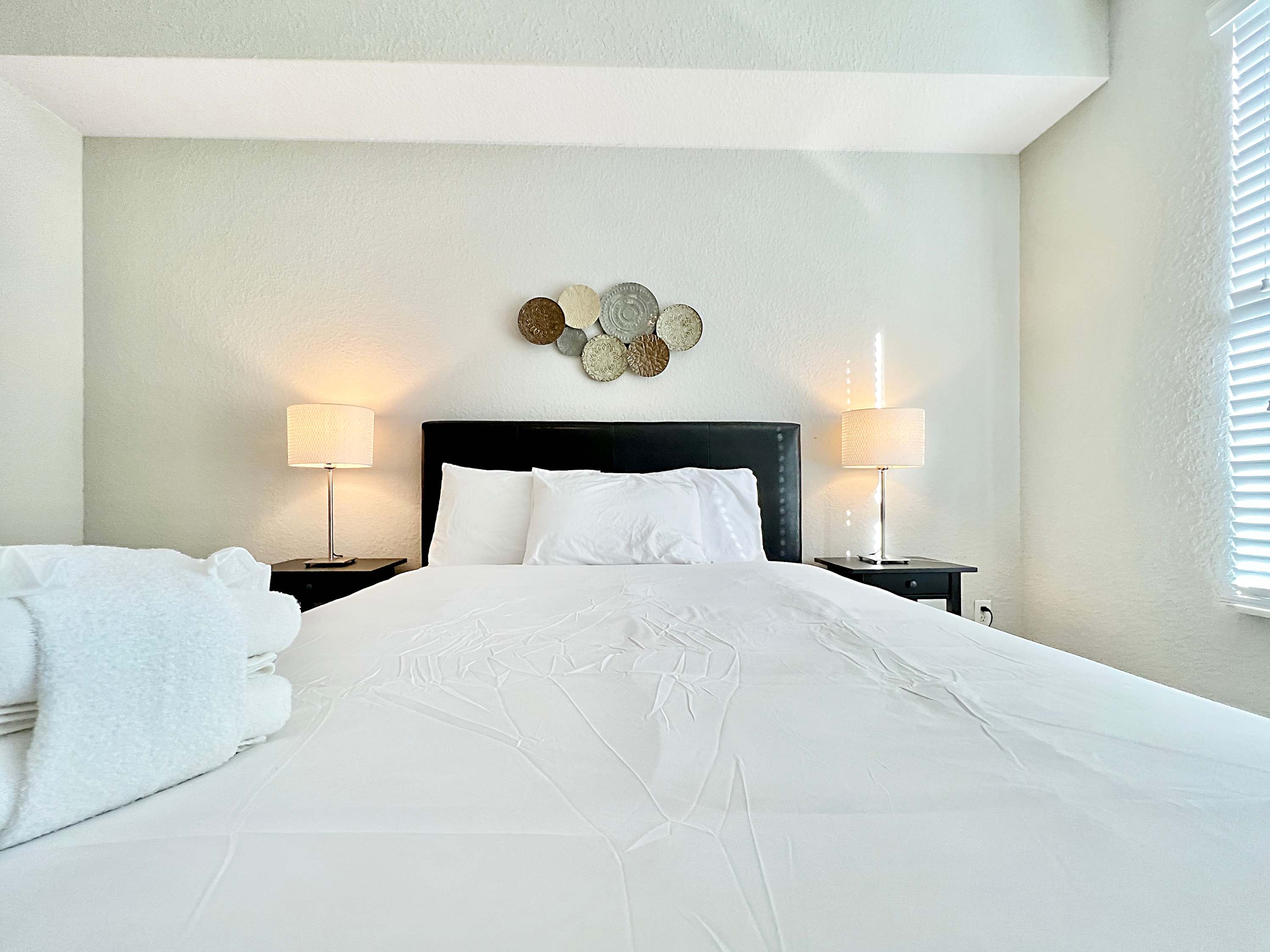 Luxury Westshore Living, Work Desk, Pet Friendly!