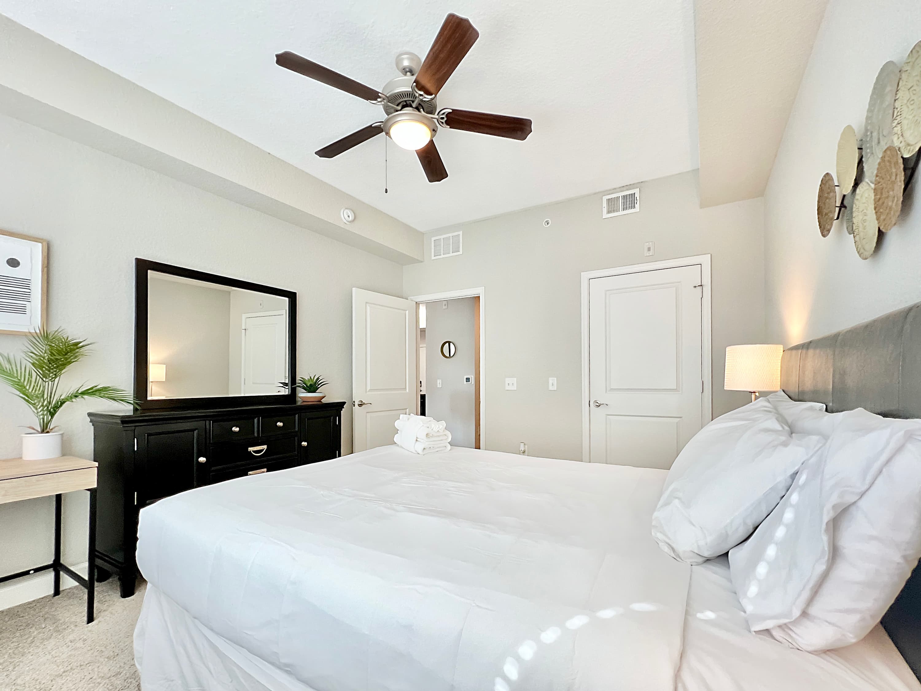 Luxury Westshore Living, Work Desk, Pet Friendly!