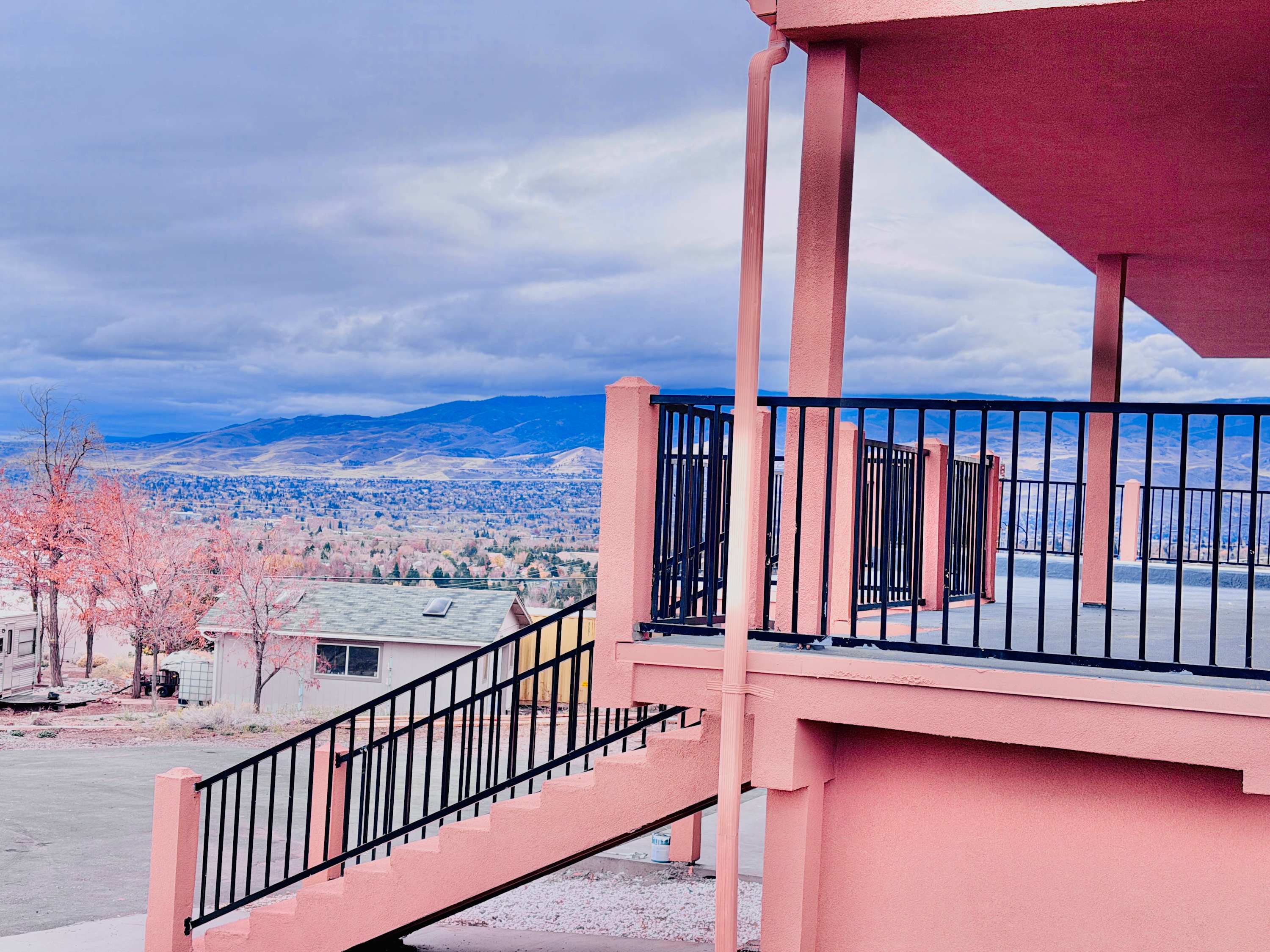 Spacious Reno Home: 4 Bedrooms, Garage & 2 Kitchen — Reno, NV — vacation rental