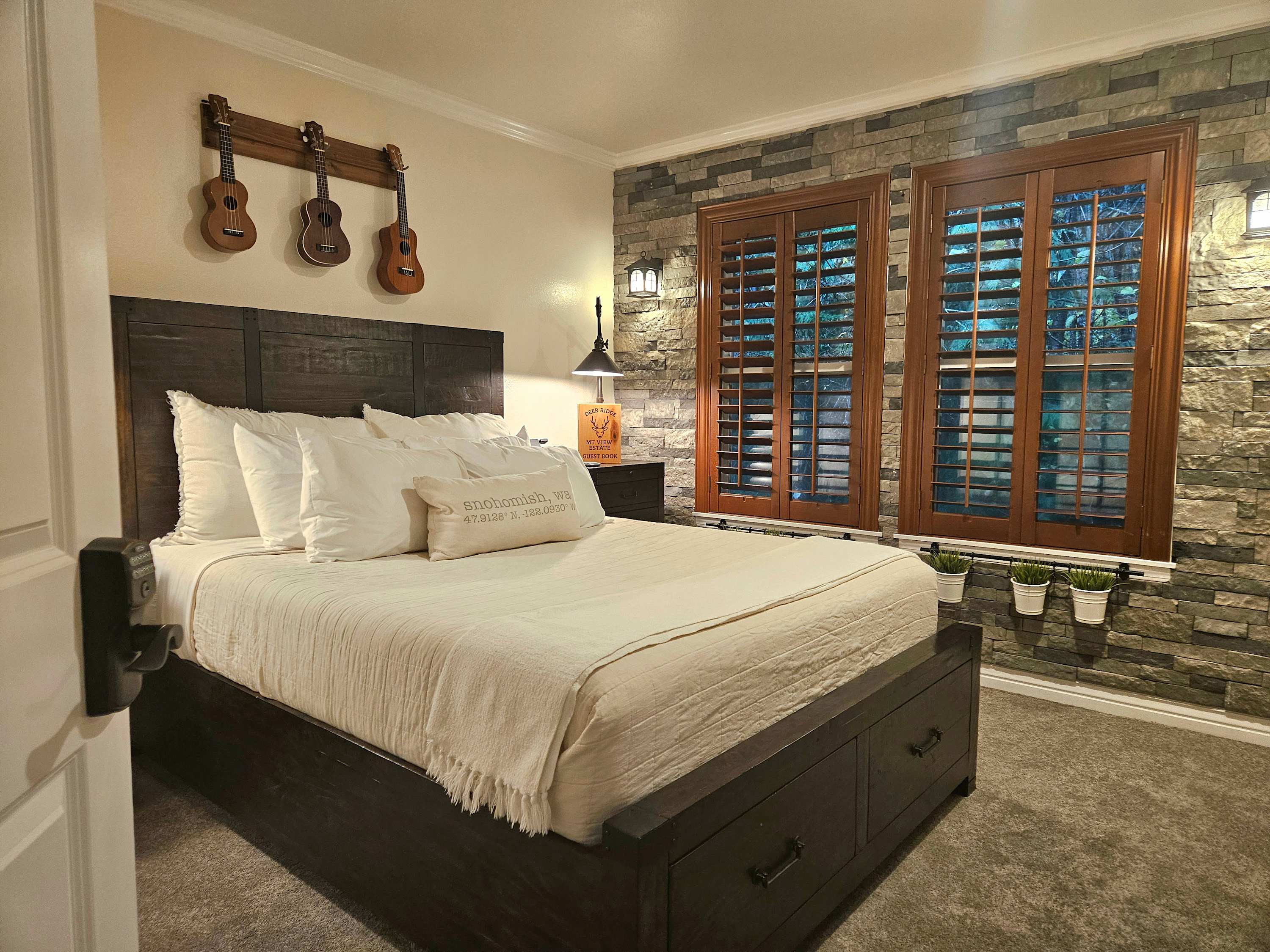 Private Bedroom w Hot Tub and Arcade
