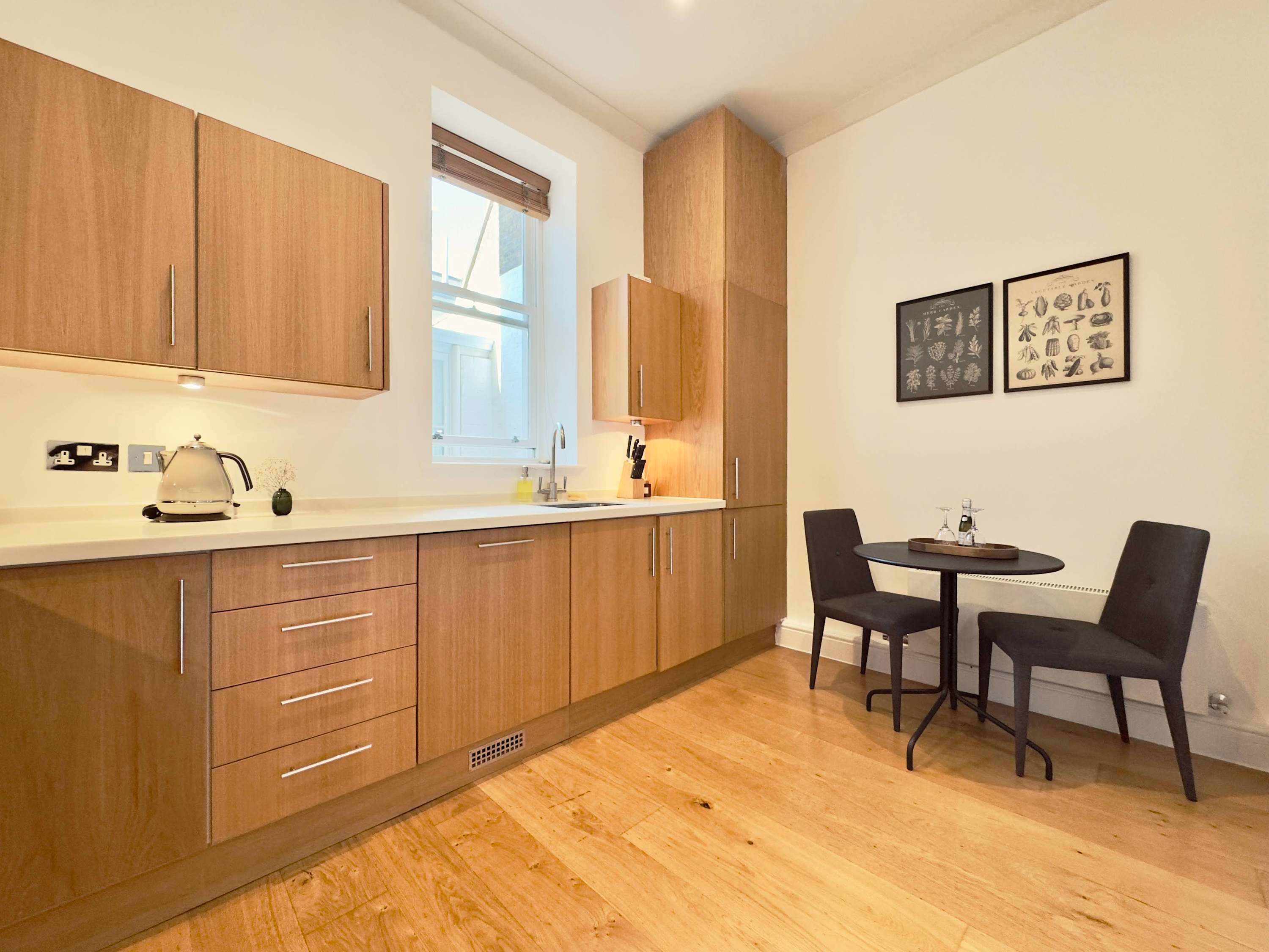 View Heritage South Ken with Fireplace, Super King Bed in Onslow Gardens SW7 3AG Heritage South Ken with Fireplace, Super King Bed in Onslow Gardens SW7 3AG - Property image 64 - VivreStays