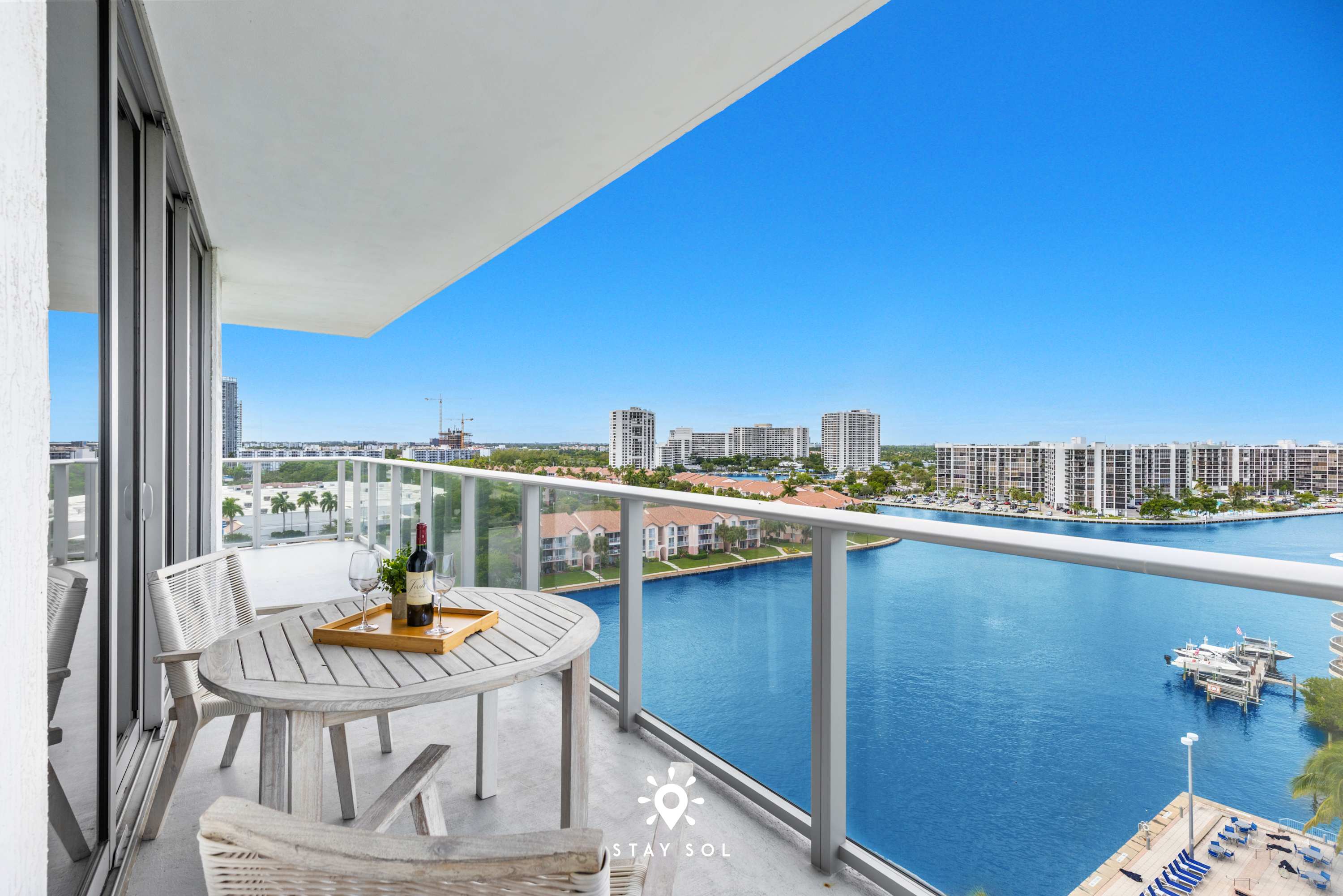 Beautiful 2BR Apt w/ Stunning Views + Amazing Pool