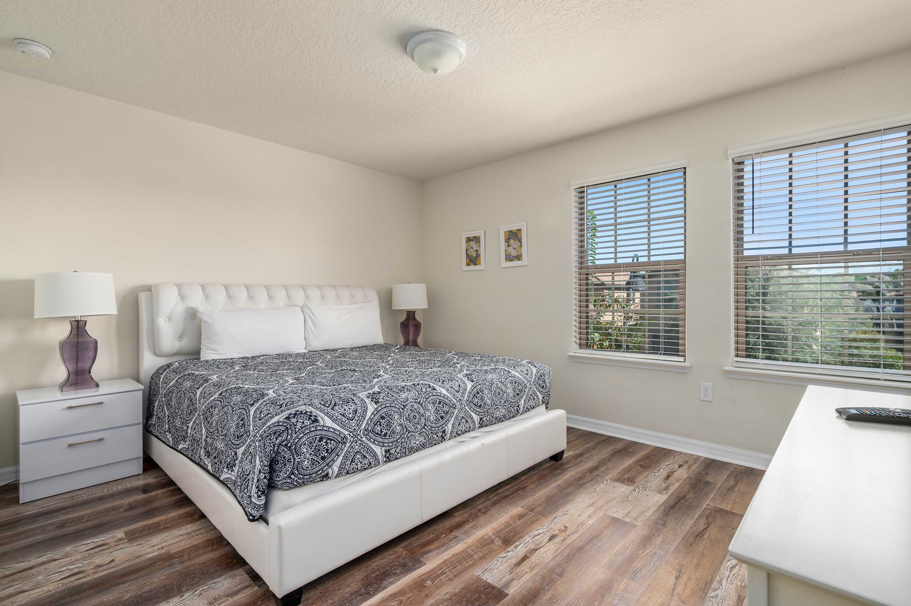 Spacious house w/private pool & water park access