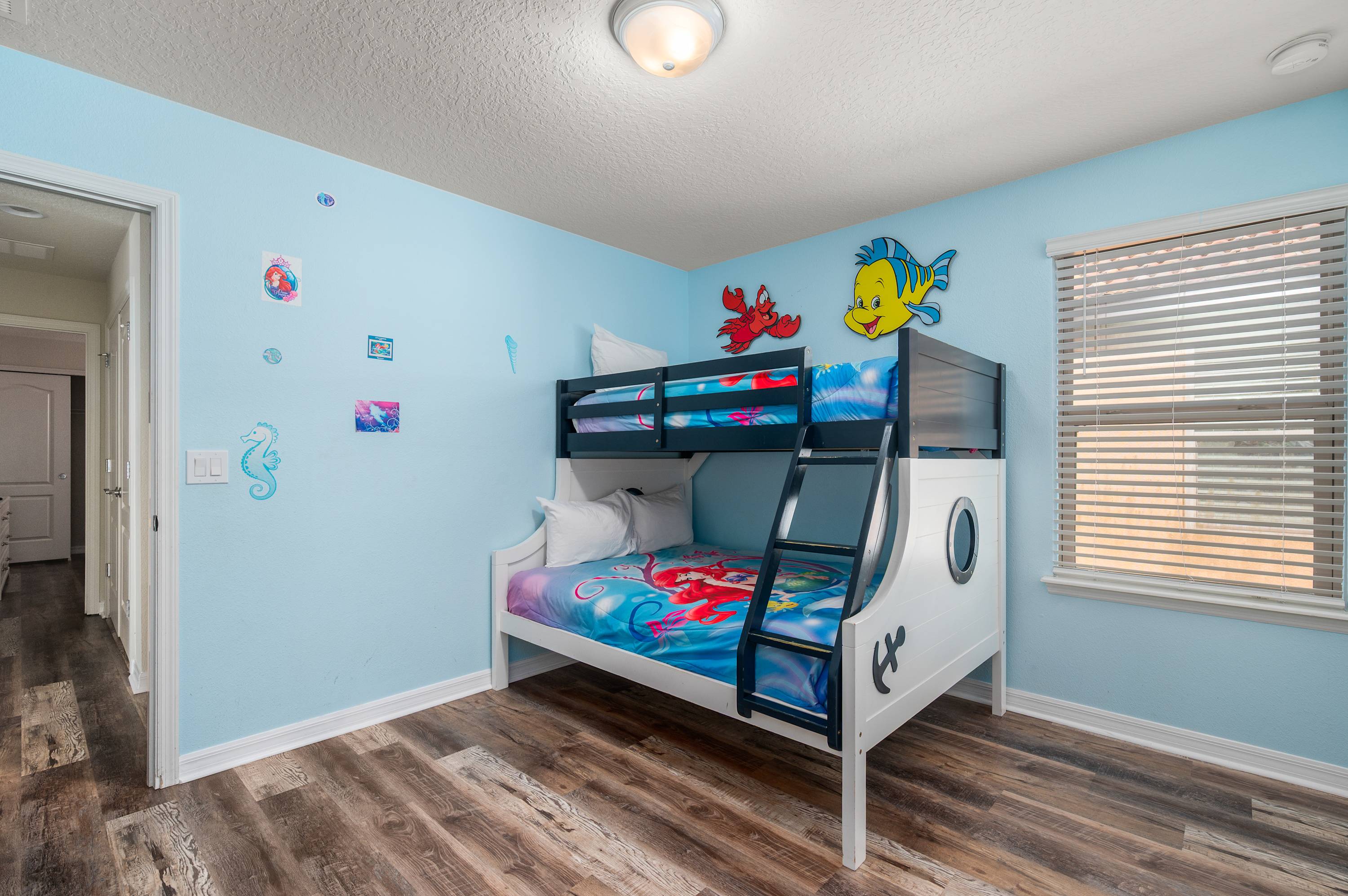 Spacious house w/private pool & water park access