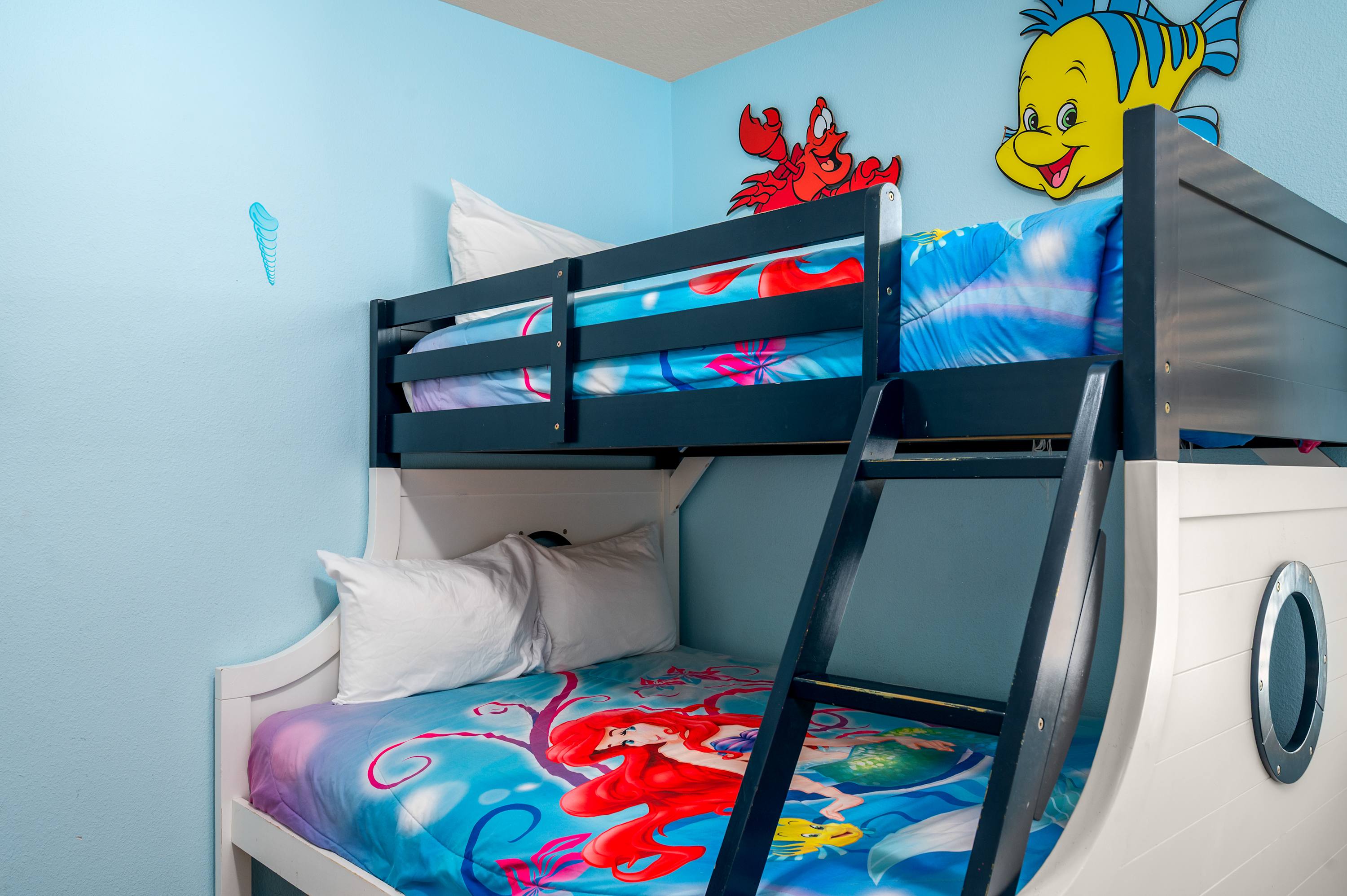 Spacious house w/private pool & water park access