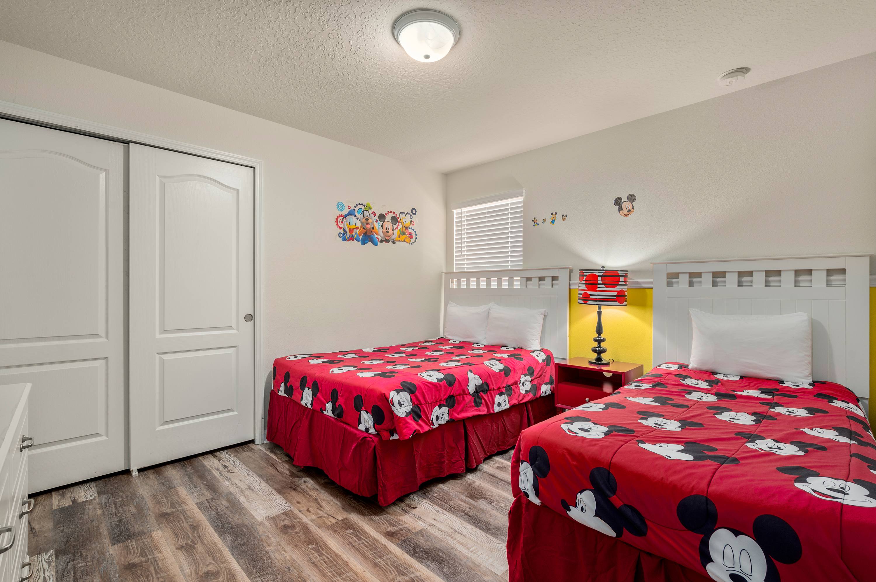 Spacious house w/private pool & water park access