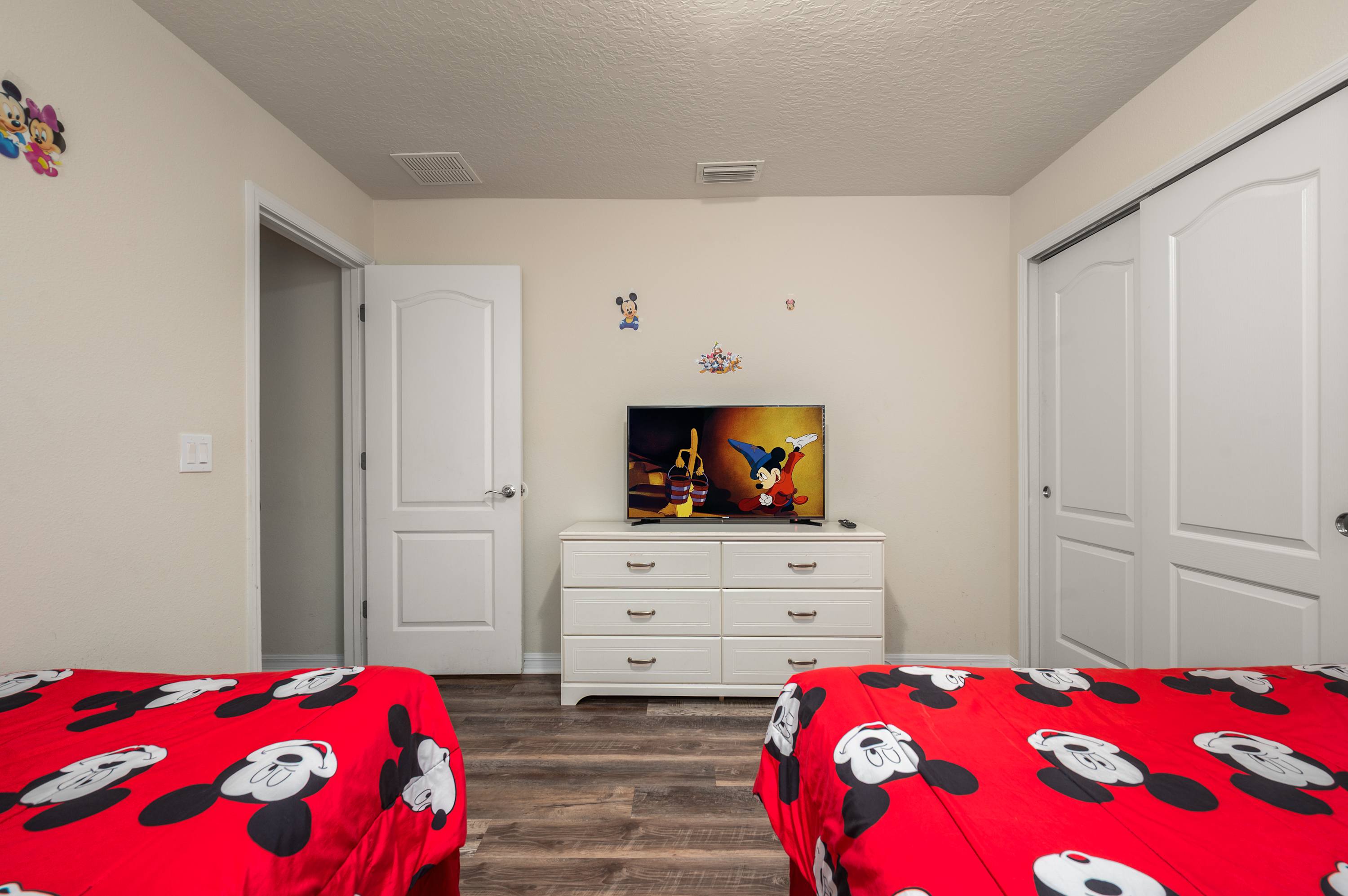 Spacious house w/private pool & water park access