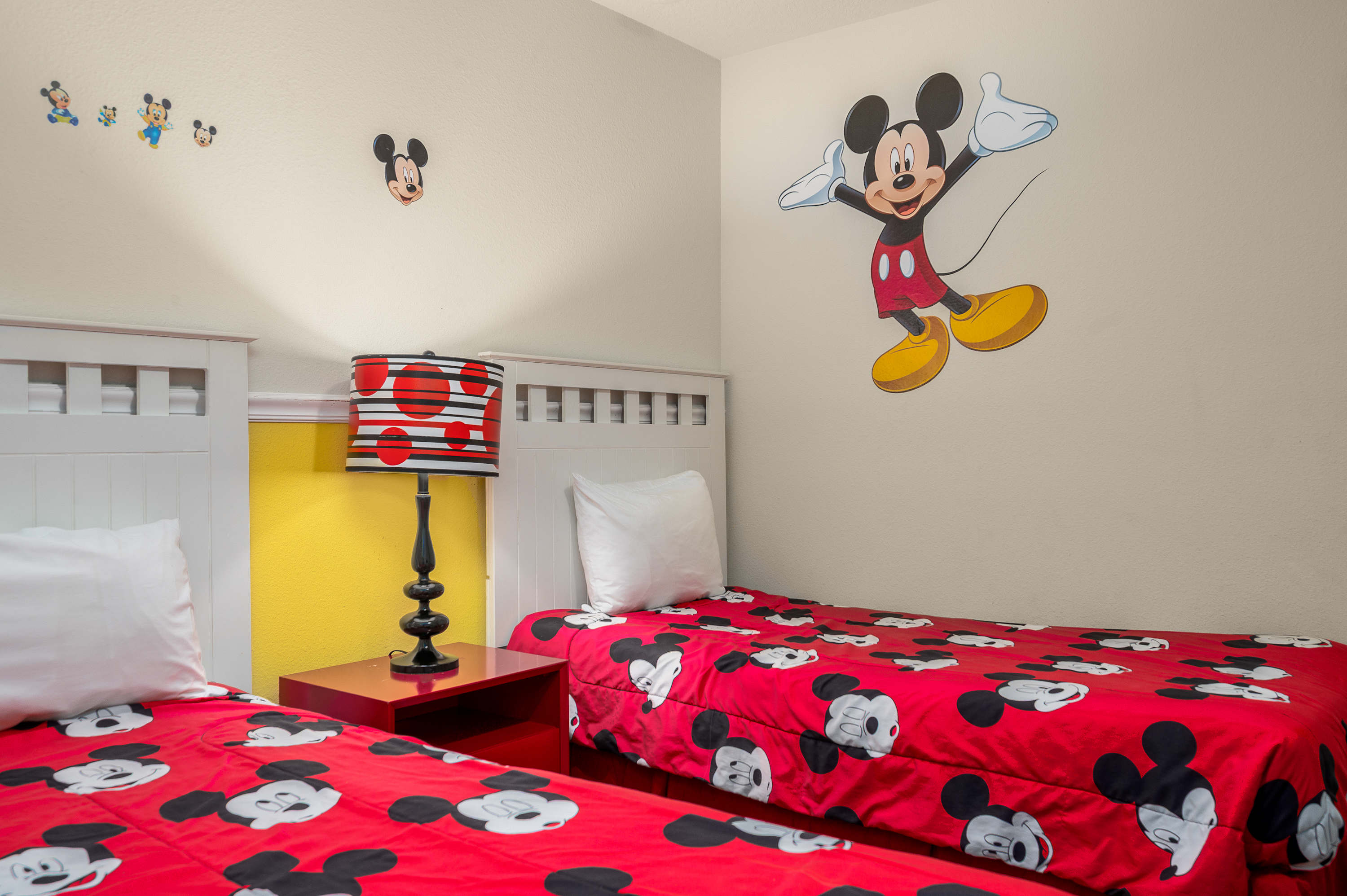 Spacious house w/private pool & water park access