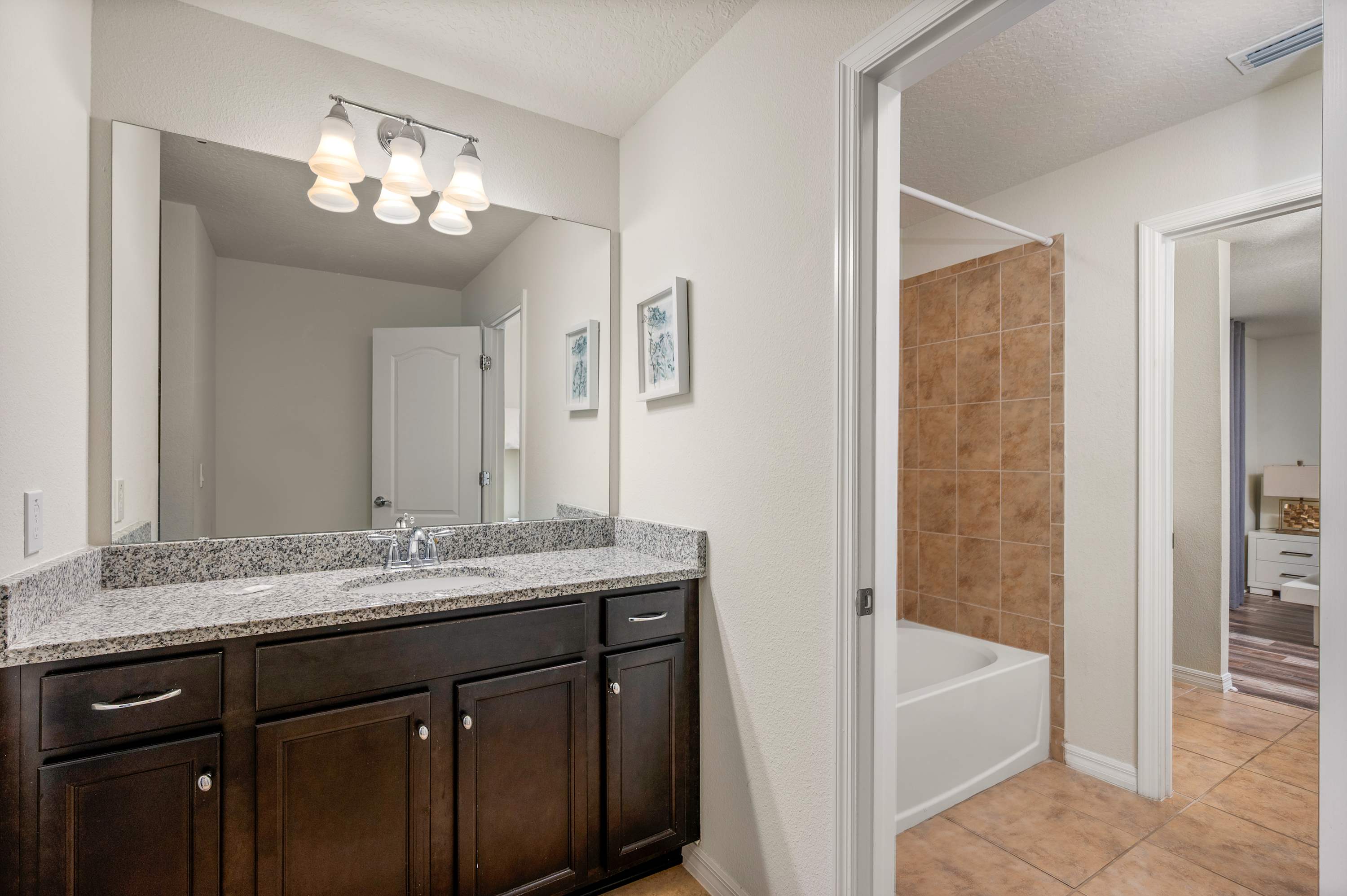 Spacious house w/private pool & water park access