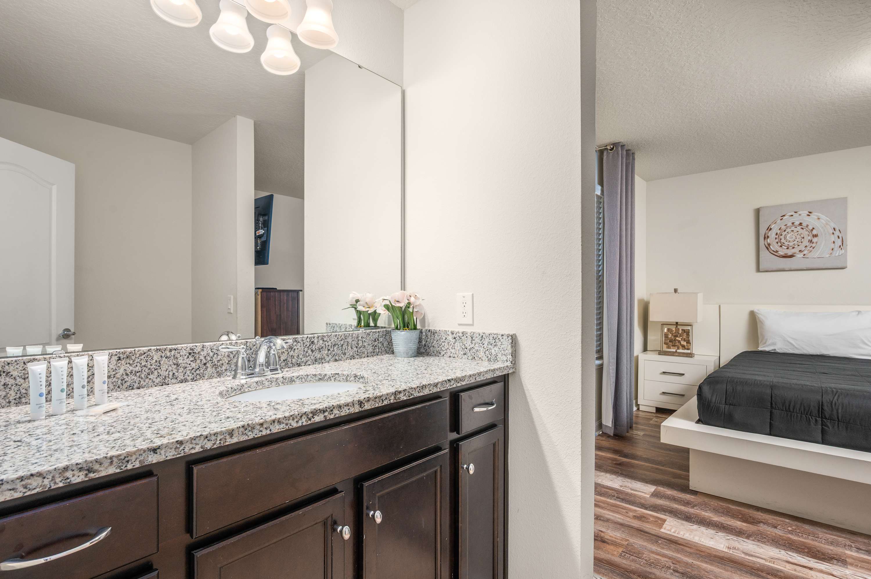 Spacious house w/private pool & water park access