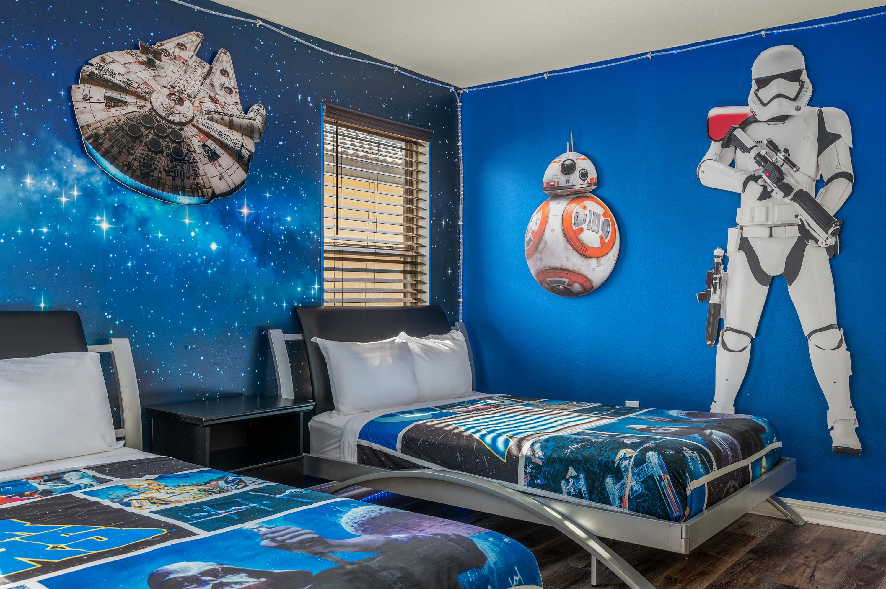 Spacious house w/private pool & water park access