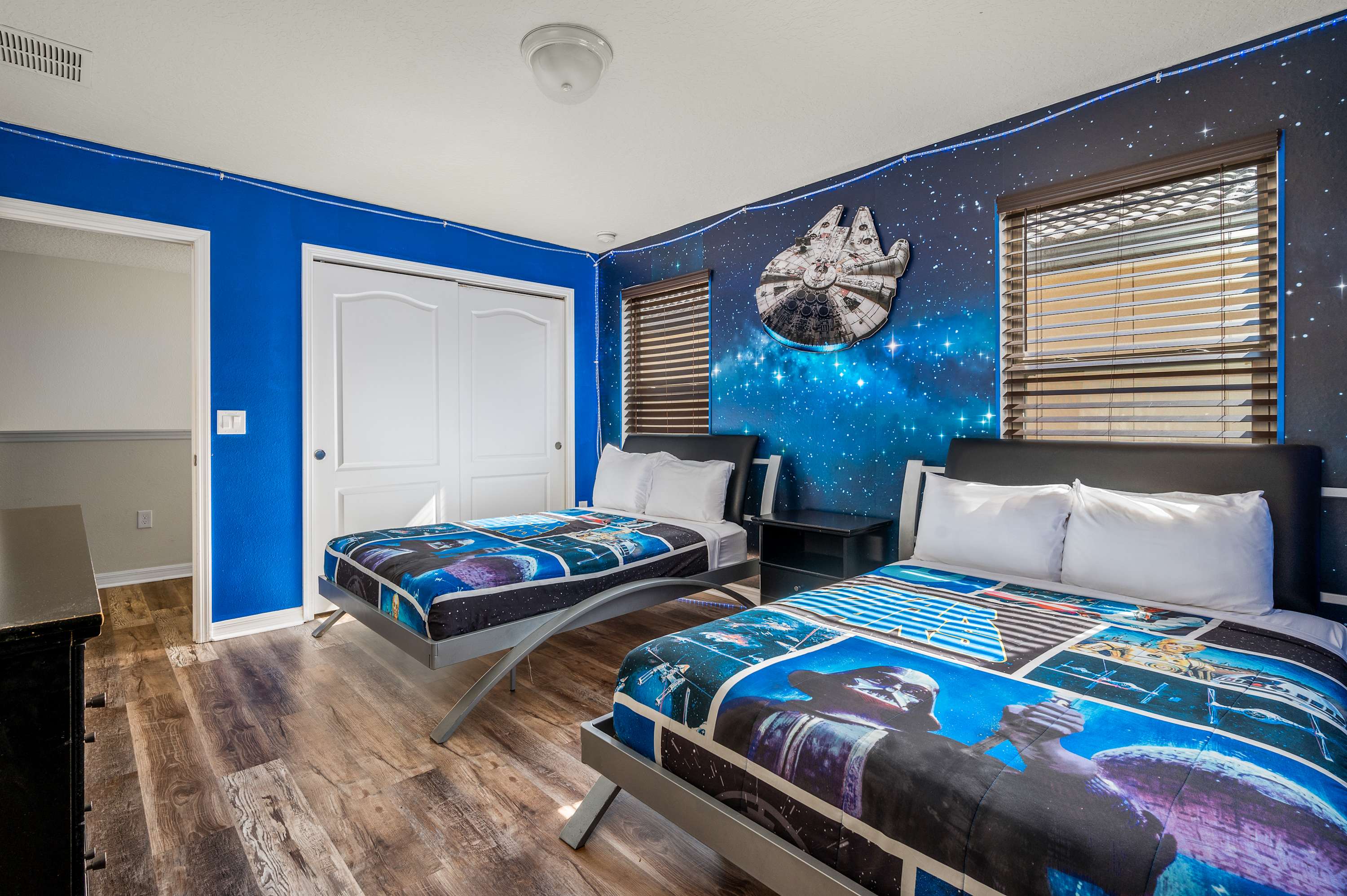 Spacious house w/private pool & water park access