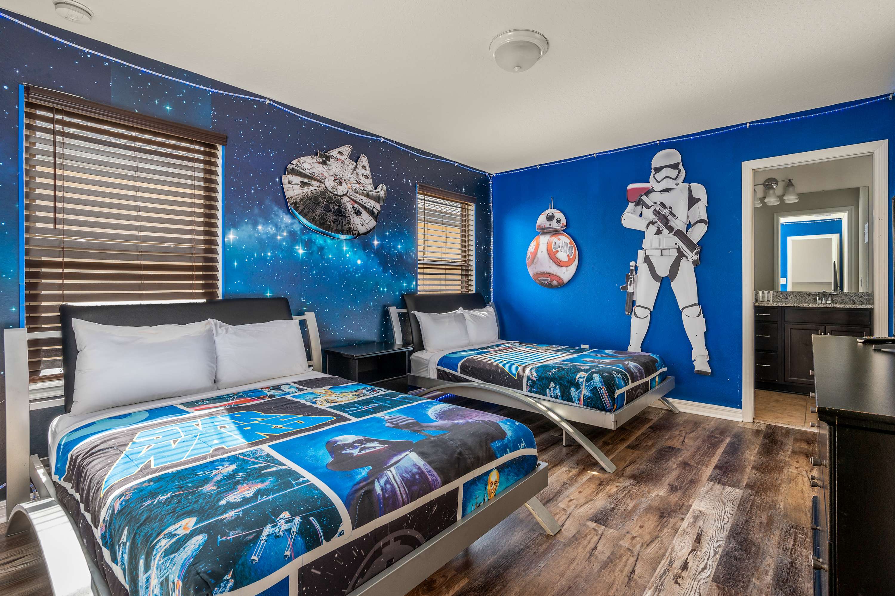 Spacious house w/private pool & water park access