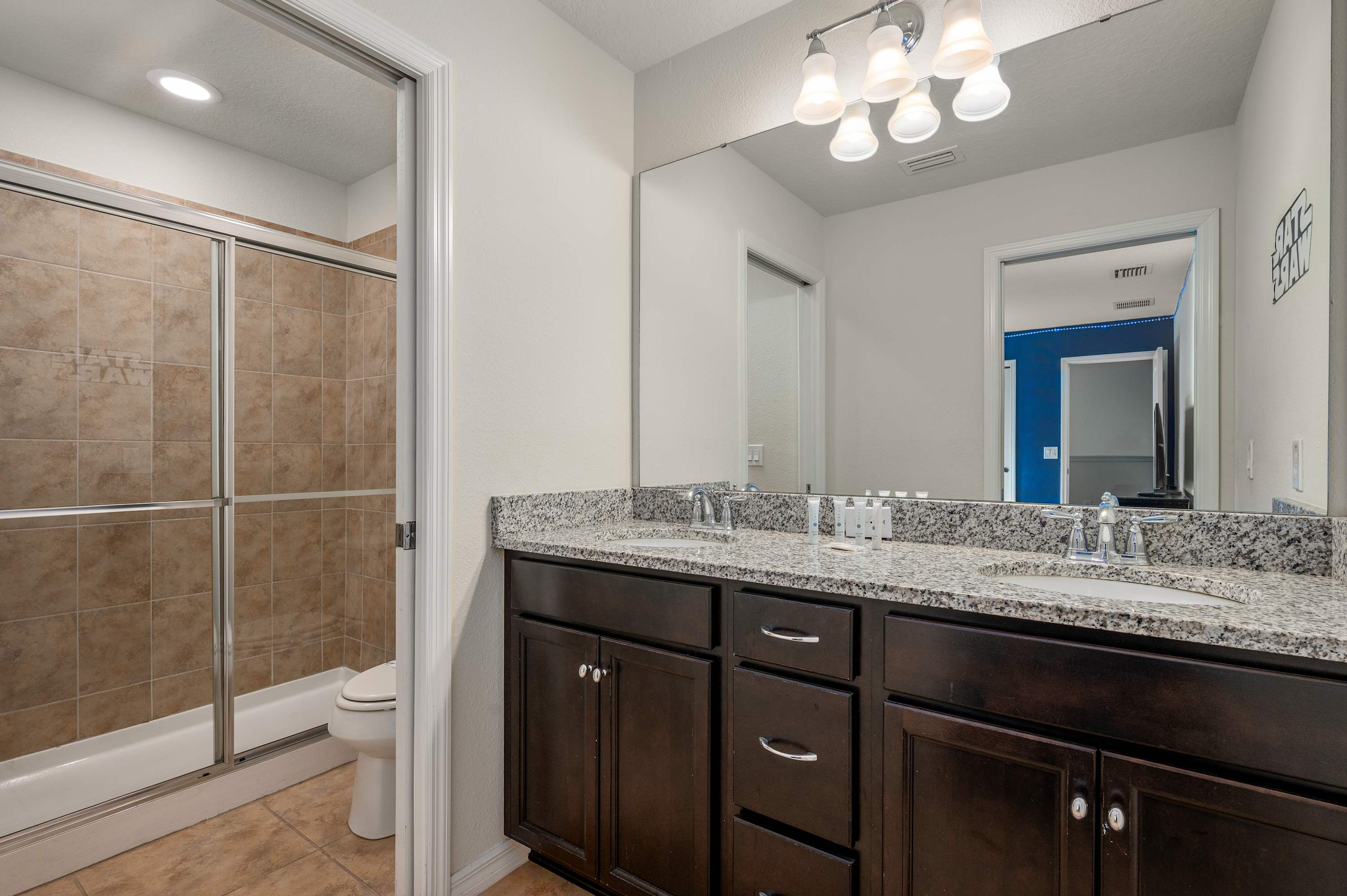 Spacious house w/private pool & water park access