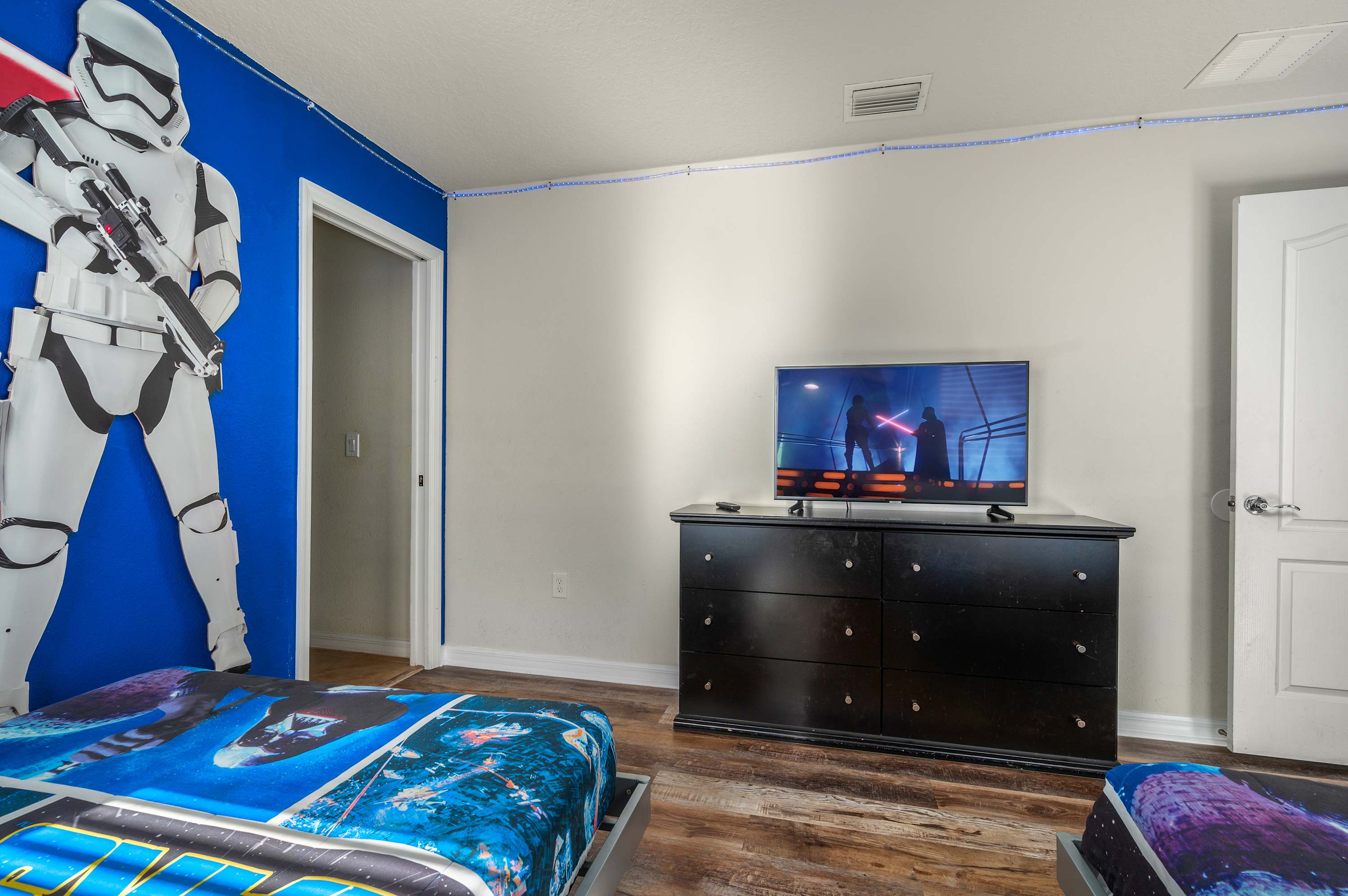 Spacious house w/private pool & water park access