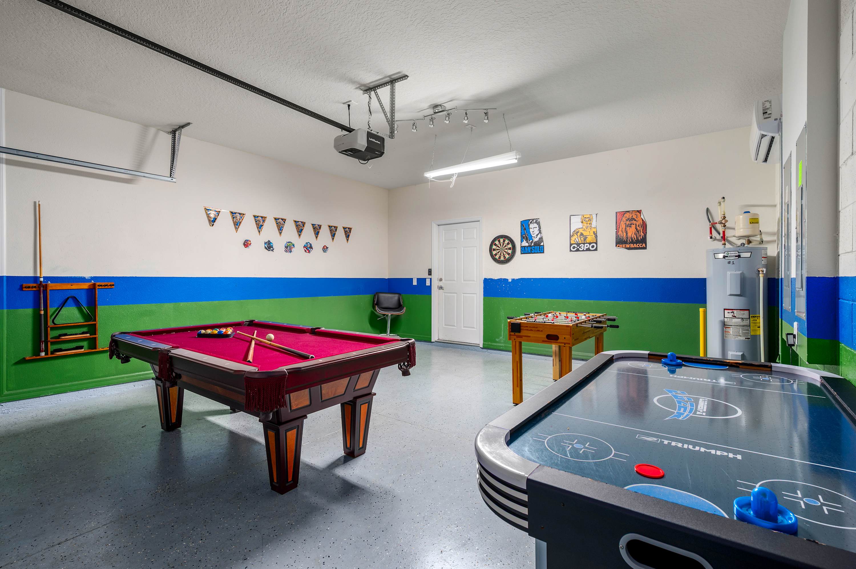 Spacious house w/private pool & water park access