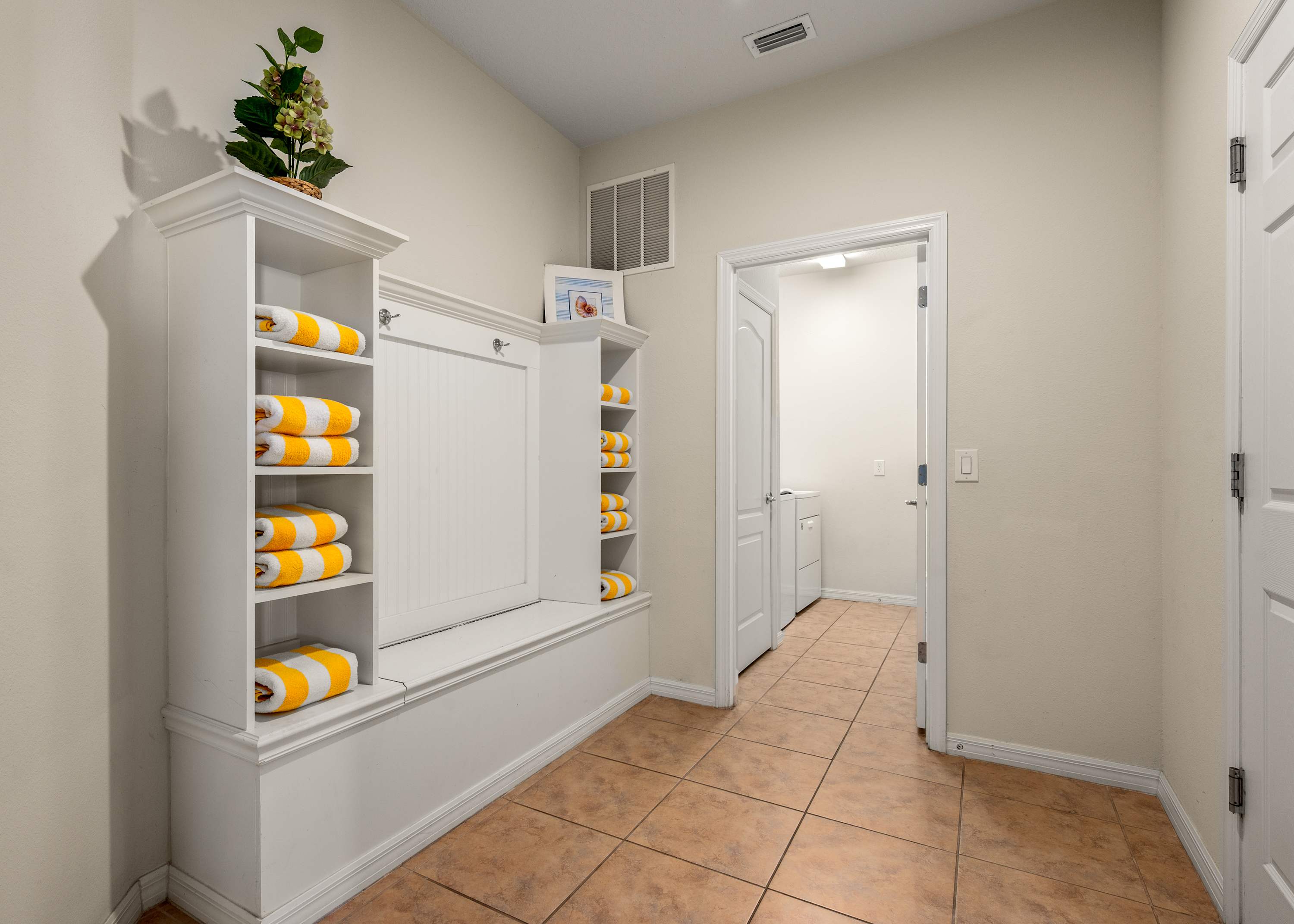 Spacious house w/private pool & water park access