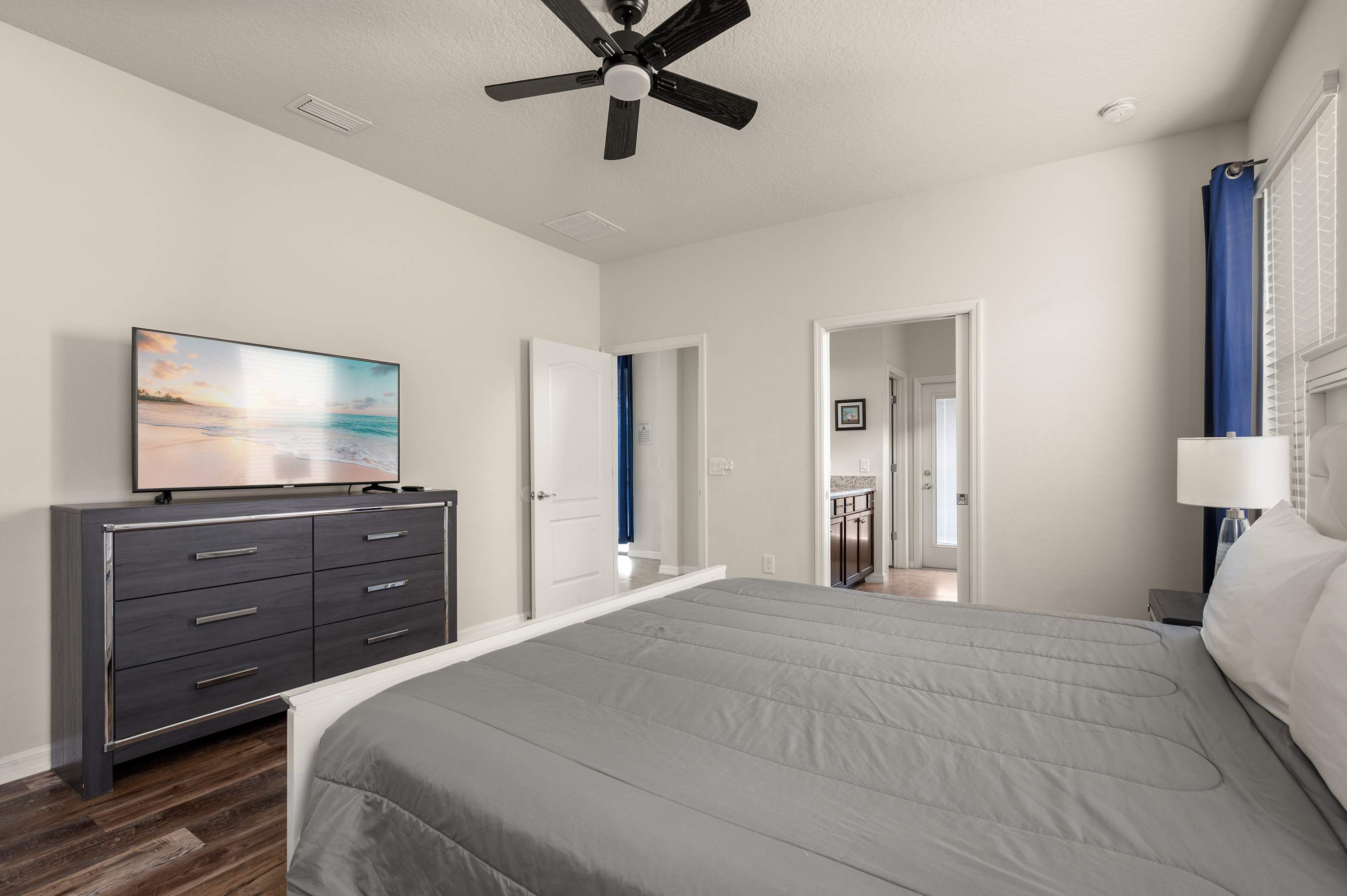 Spacious house w/private pool & water park access