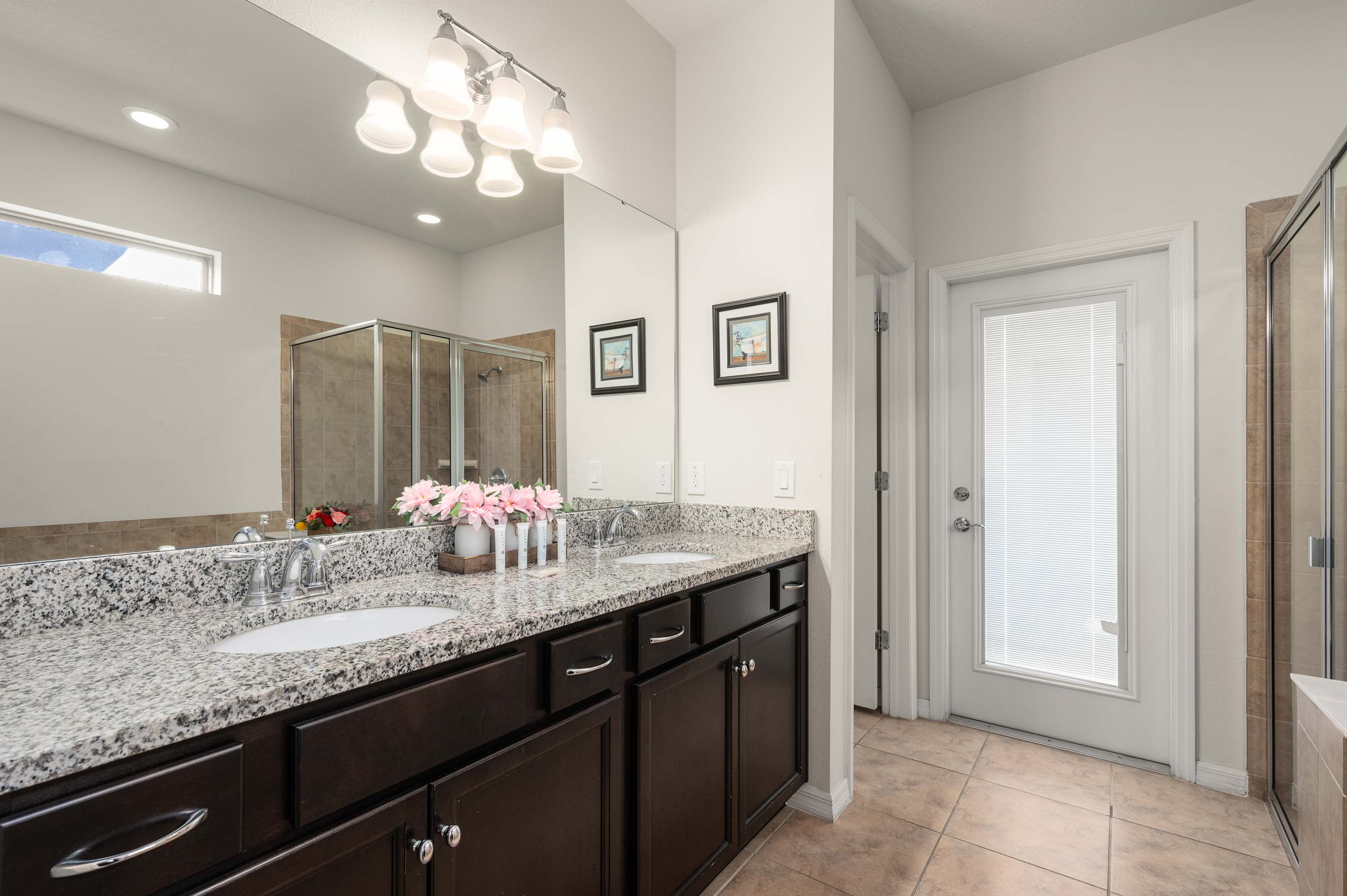 Spacious house w/private pool & water park access