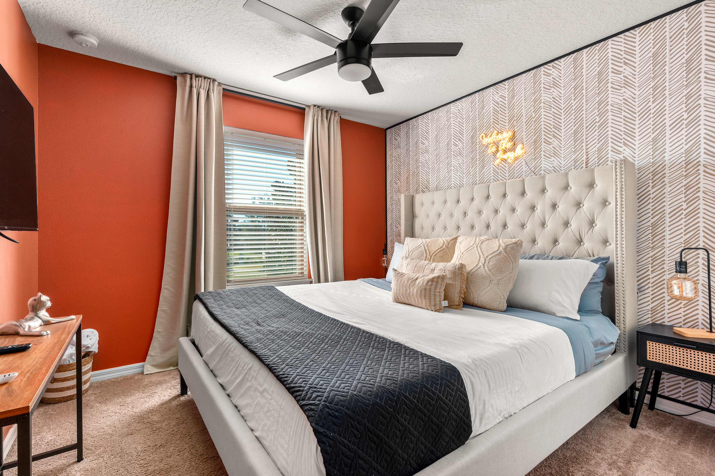 Spacious villa w/pool & game room near Disney