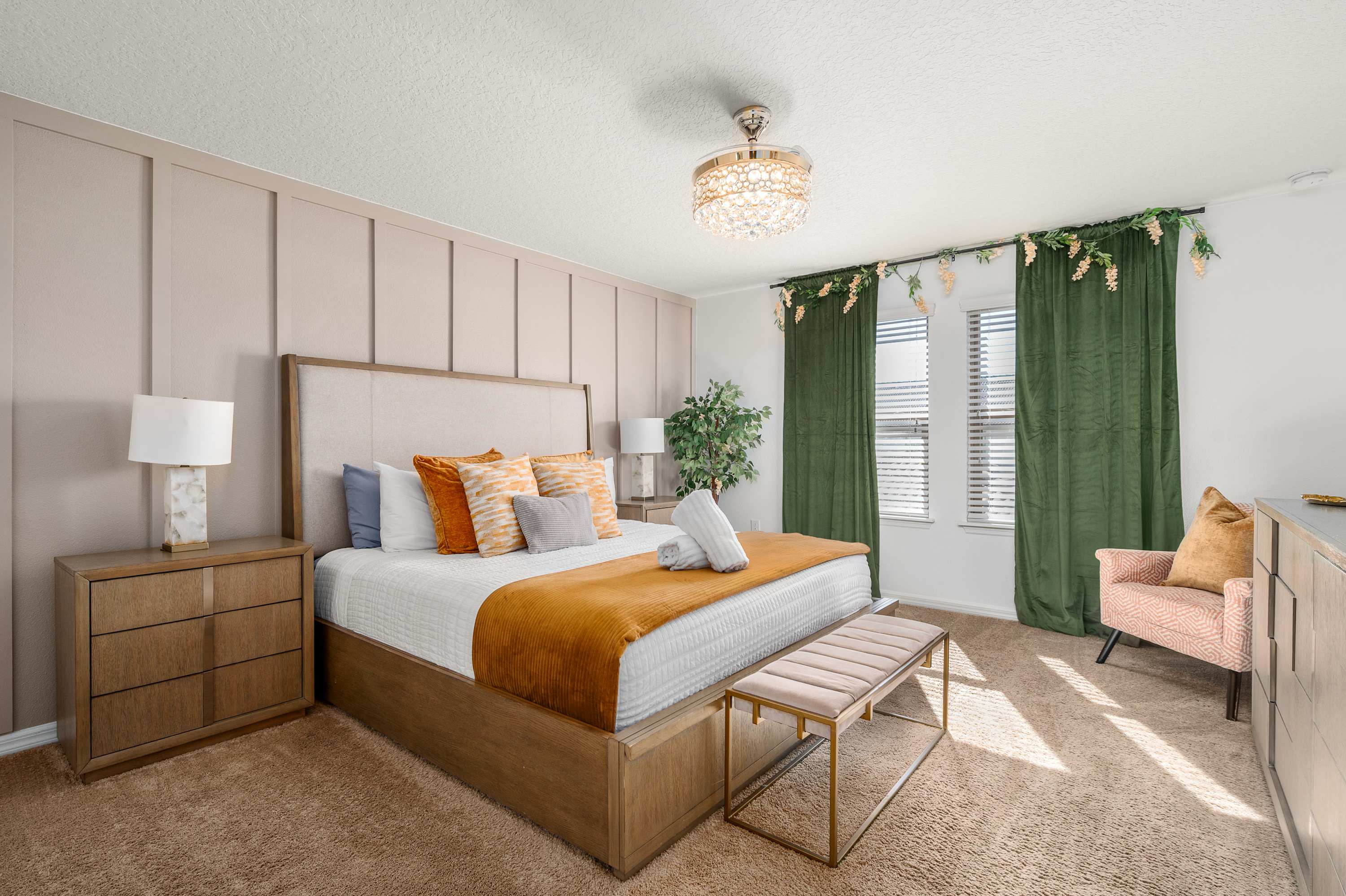 Spacious villa w/pool & game room near Disney