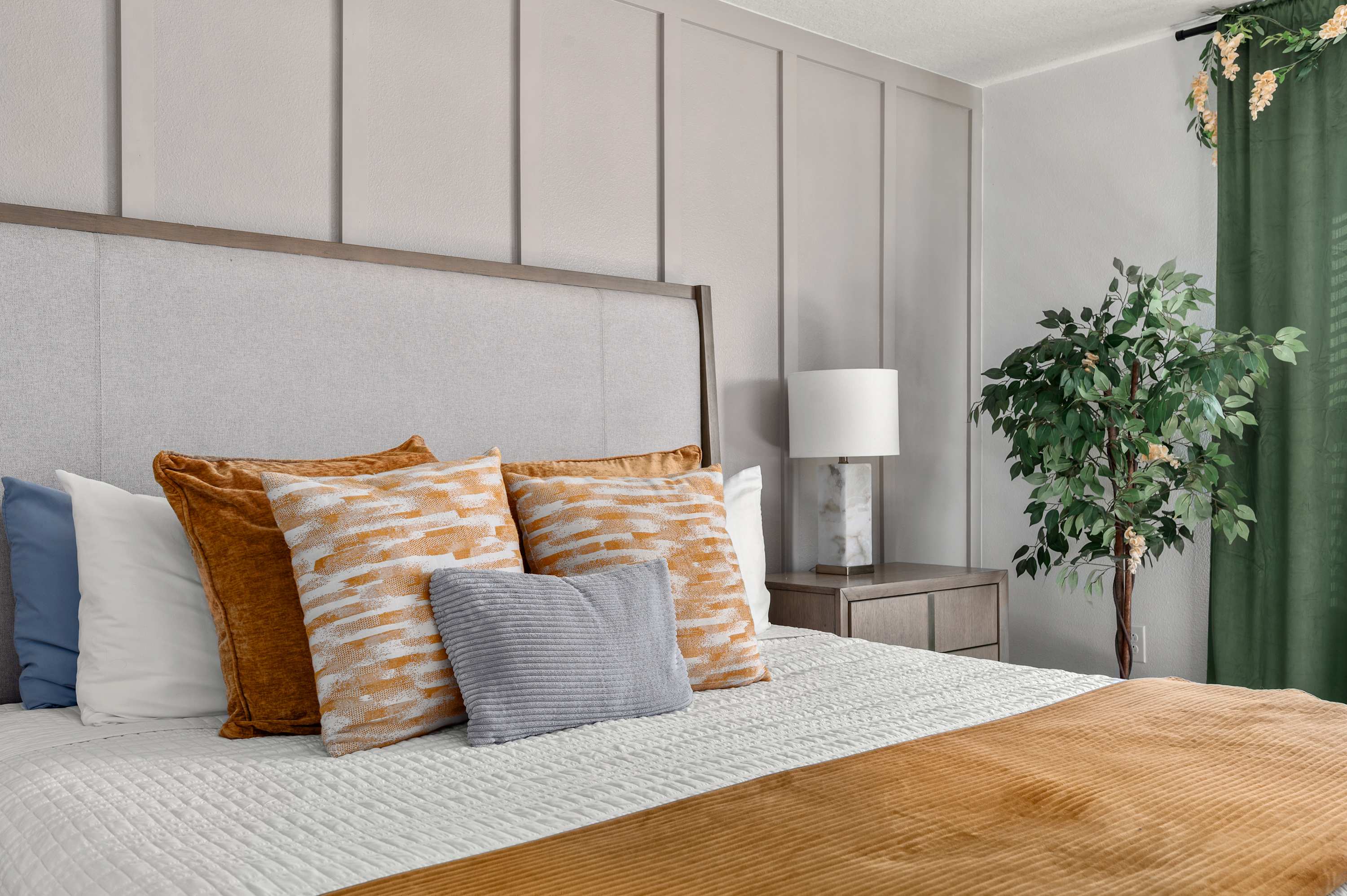 Spacious villa w/pool & game room near Disney