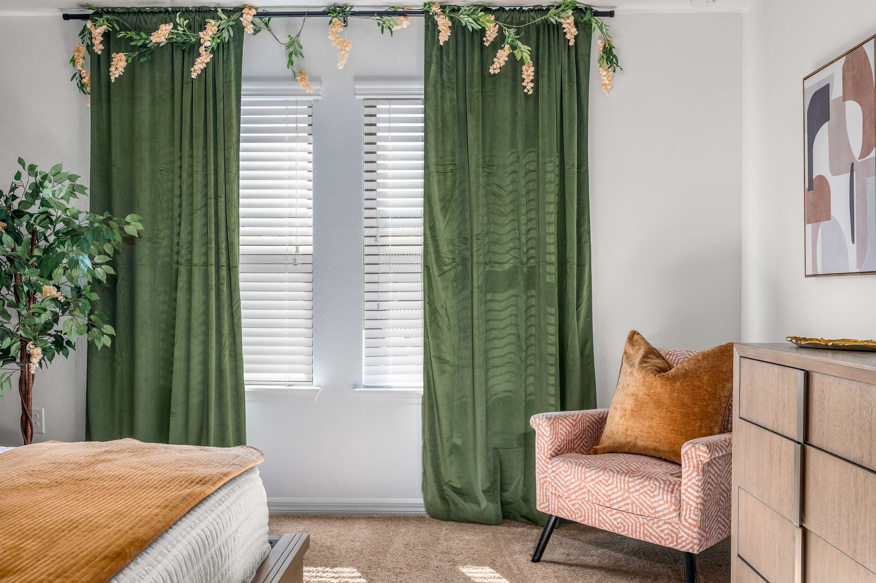 Spacious villa w/pool & game room near Disney