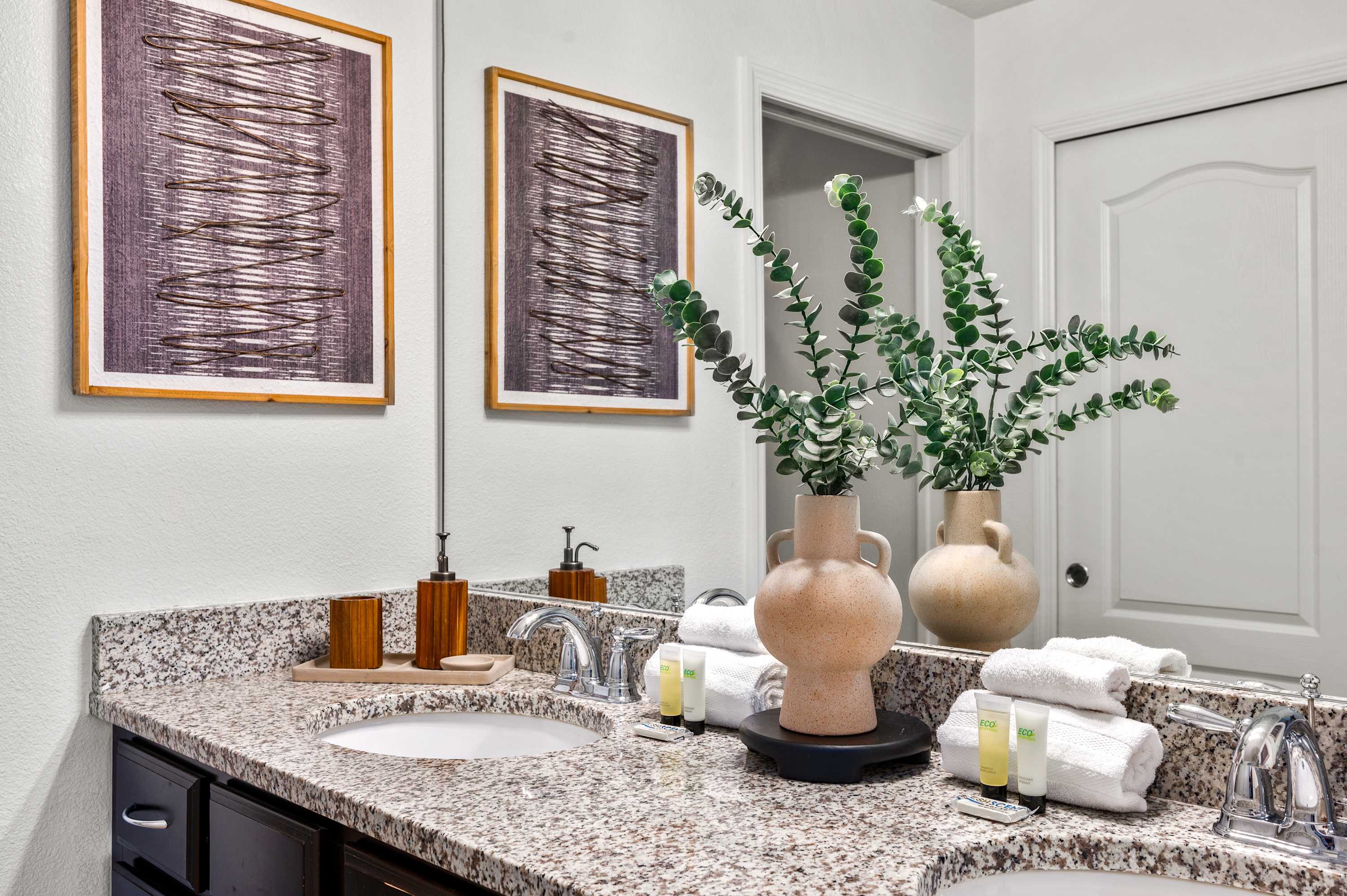 Spacious villa w/pool & game room near Disney