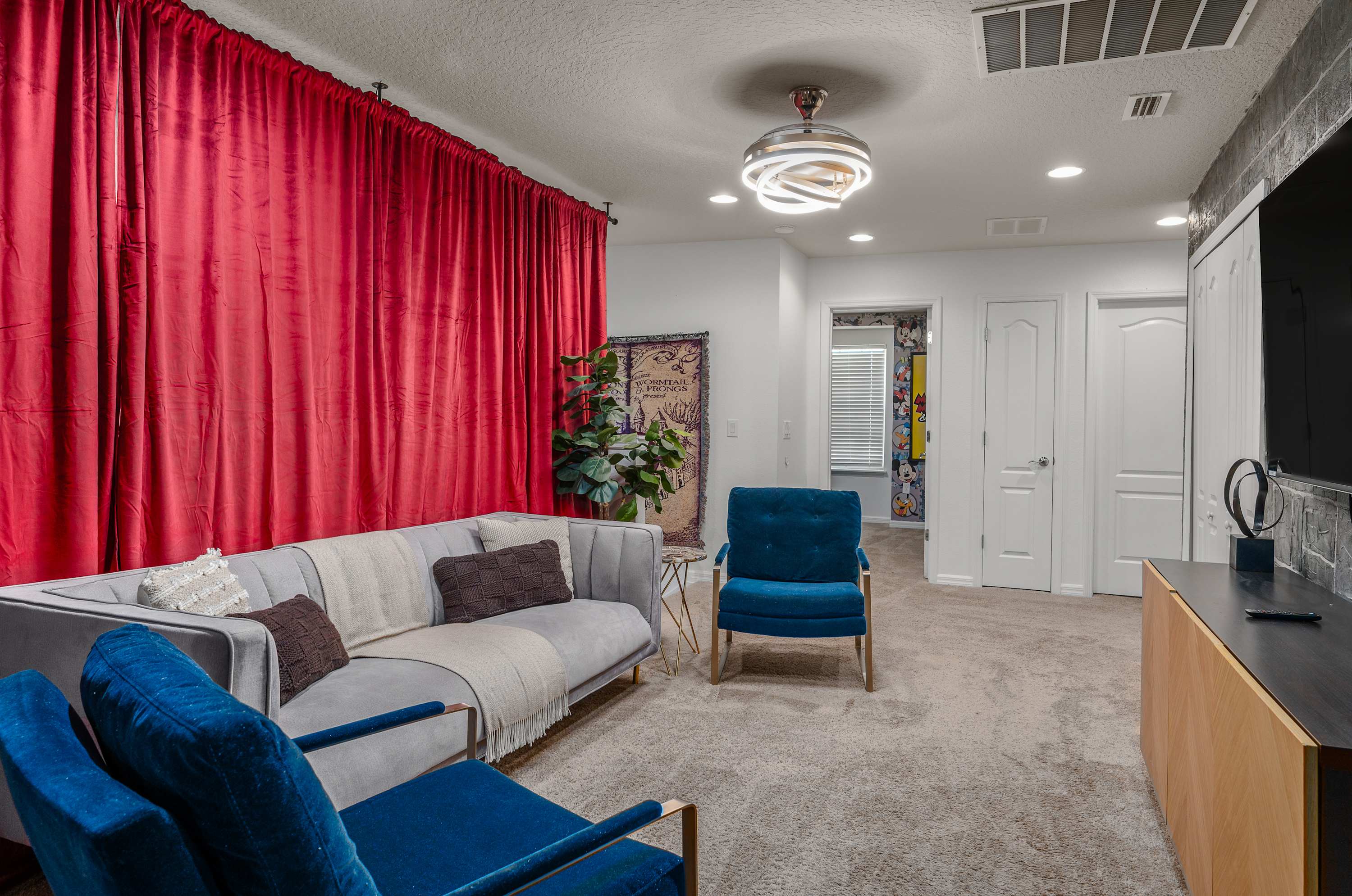 Spacious villa w/pool & game room near Disney