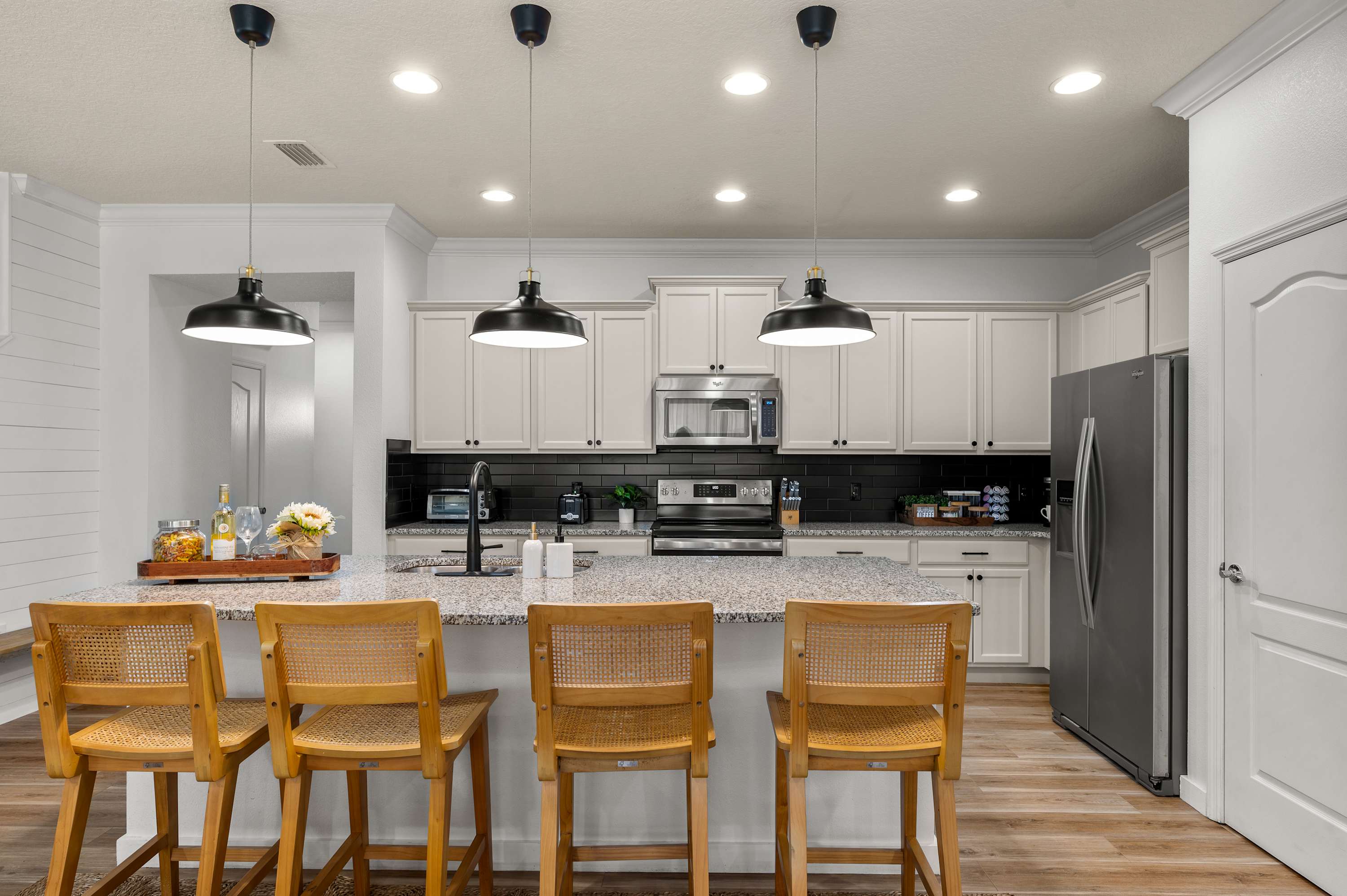 Spacious villa w/pool & game room near Disney