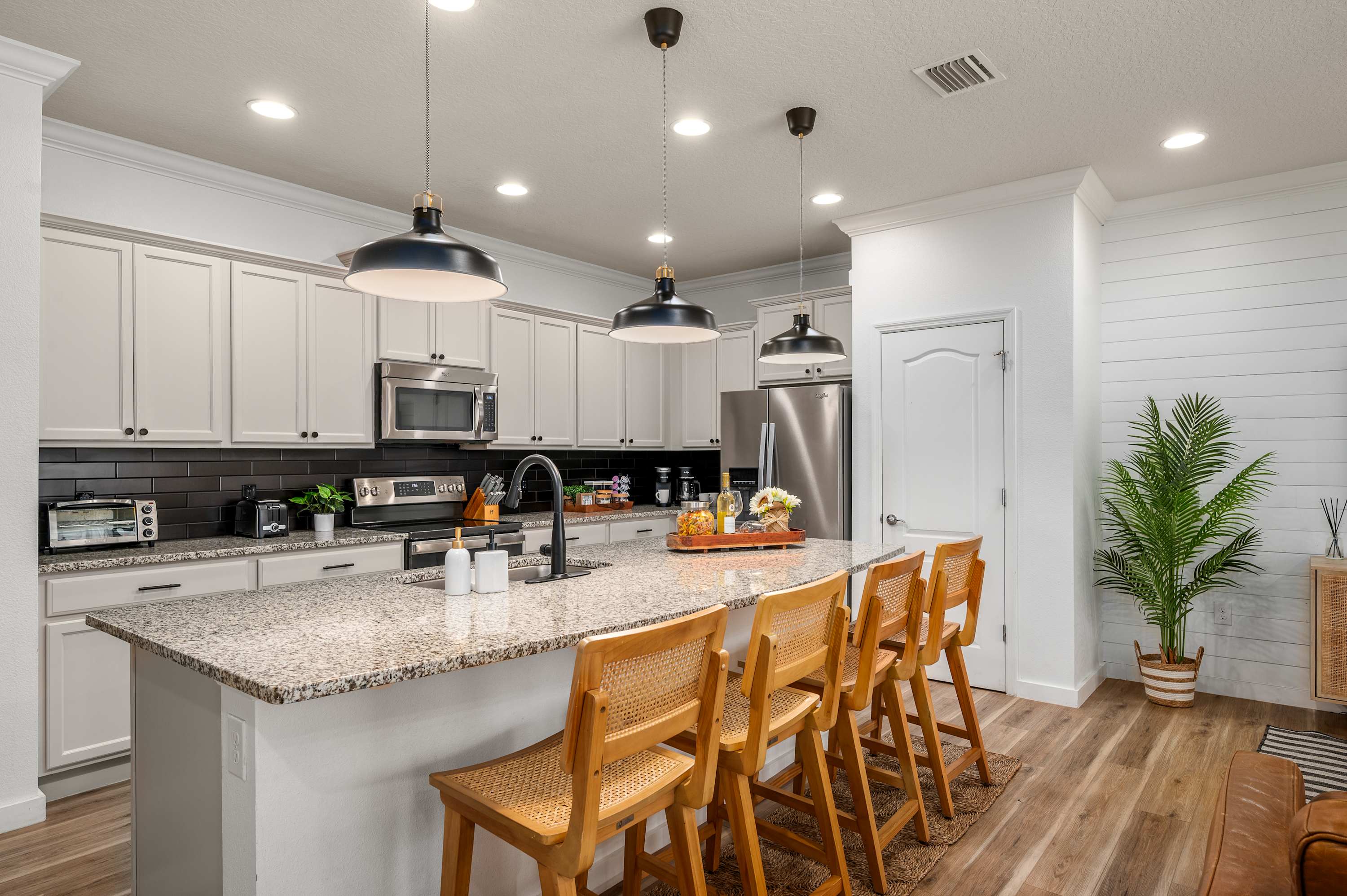 Spacious villa w/pool & game room near Disney