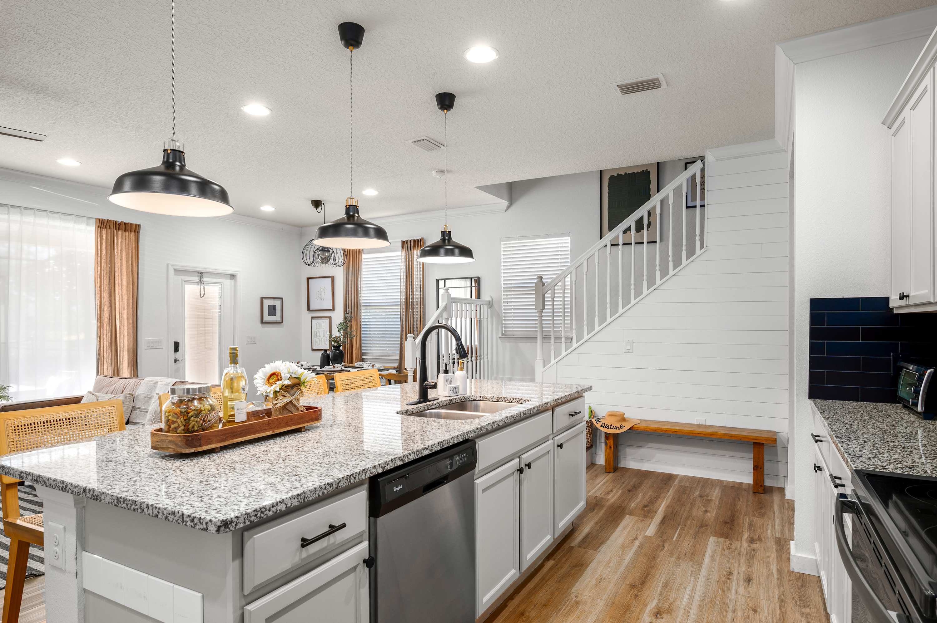 Spacious villa w/pool & game room near Disney