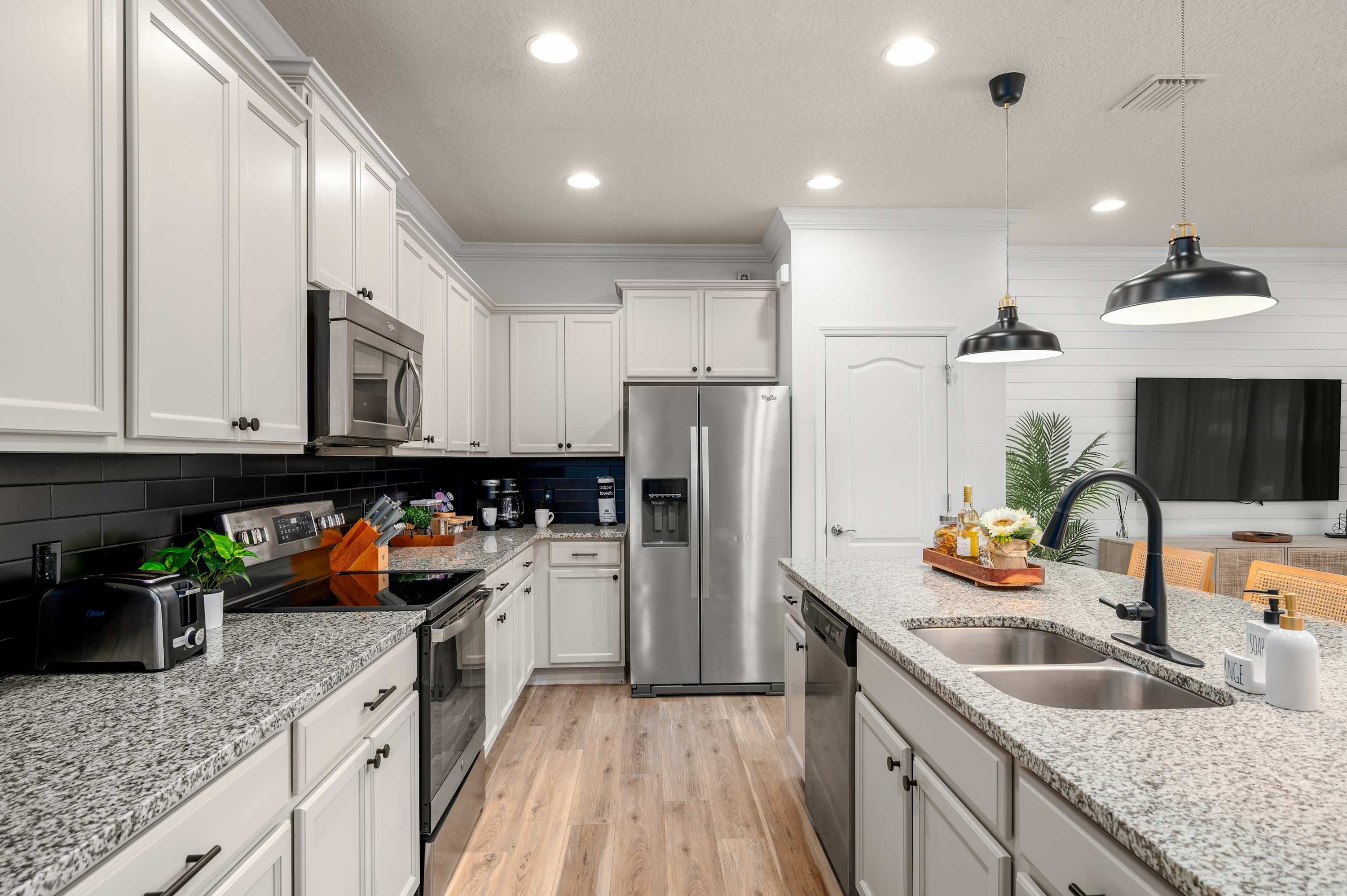 Spacious villa w/pool & game room near Disney