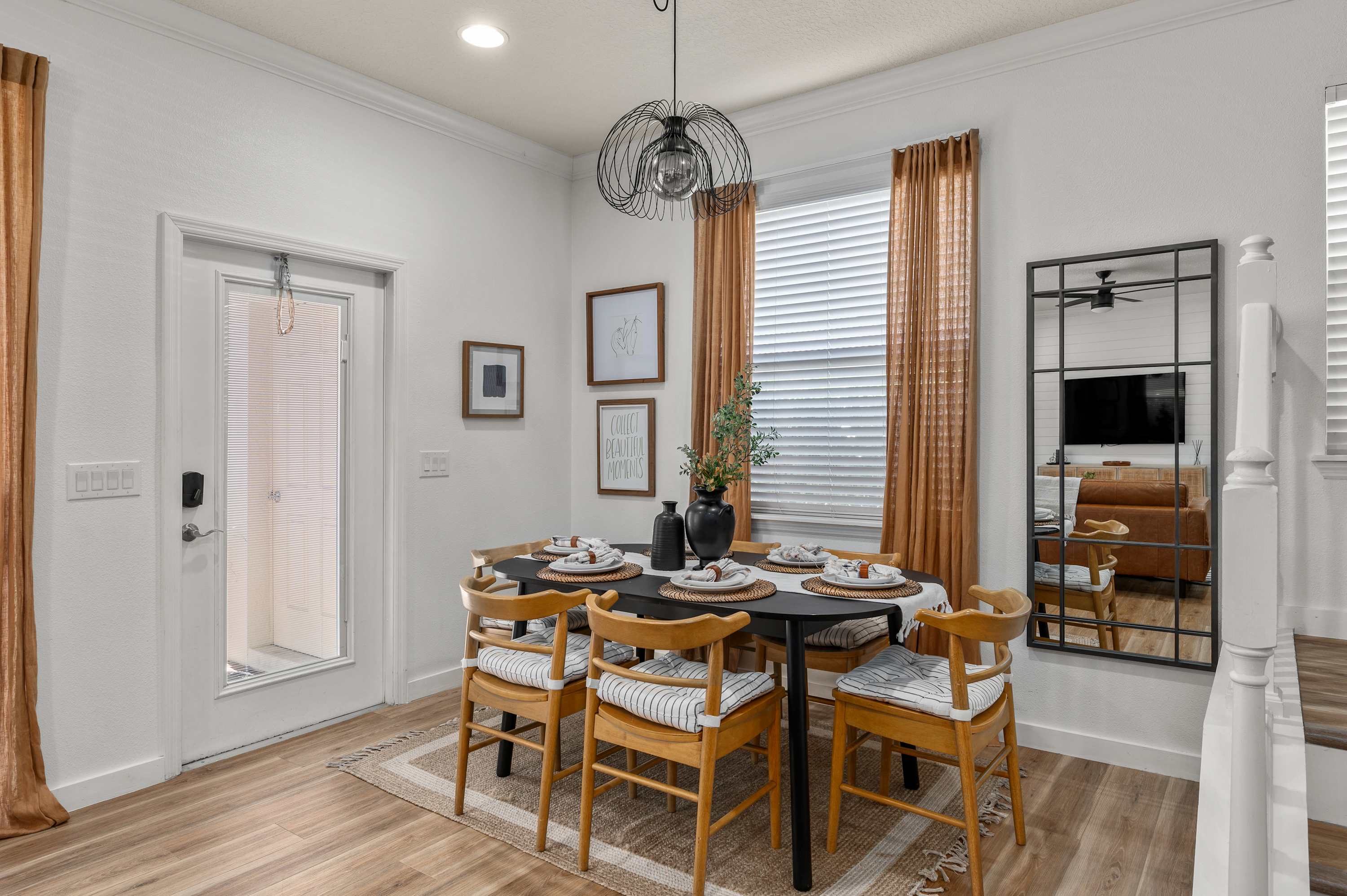 Spacious villa w/pool & game room near Disney