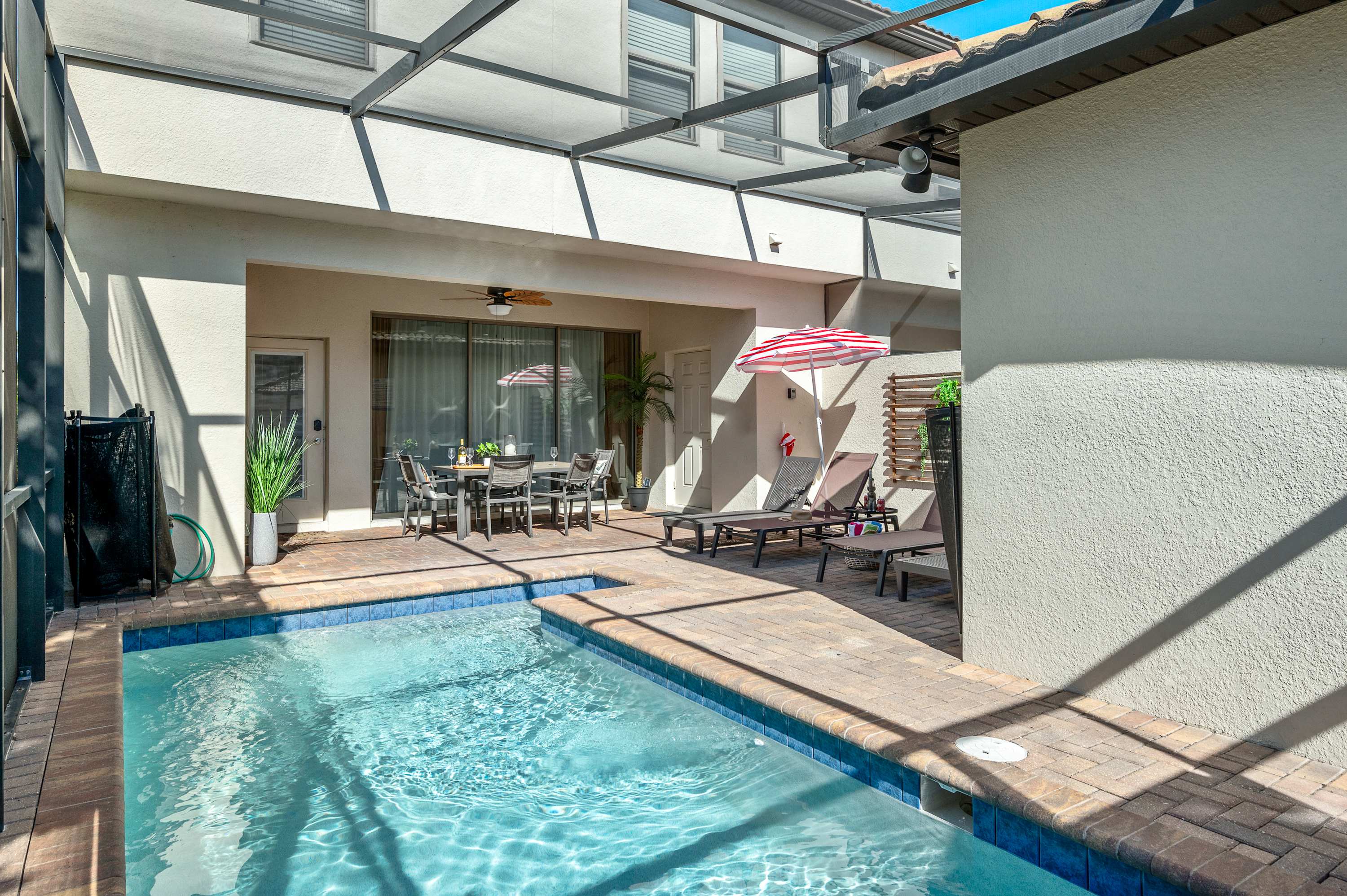 Spacious villa w/pool & game room near Disney