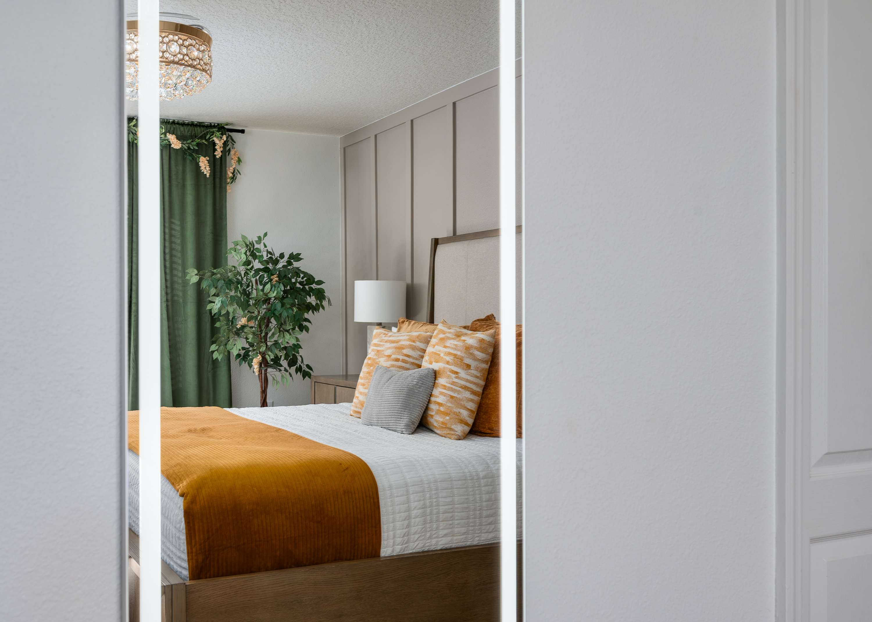 Spacious villa w/pool & game room near Disney