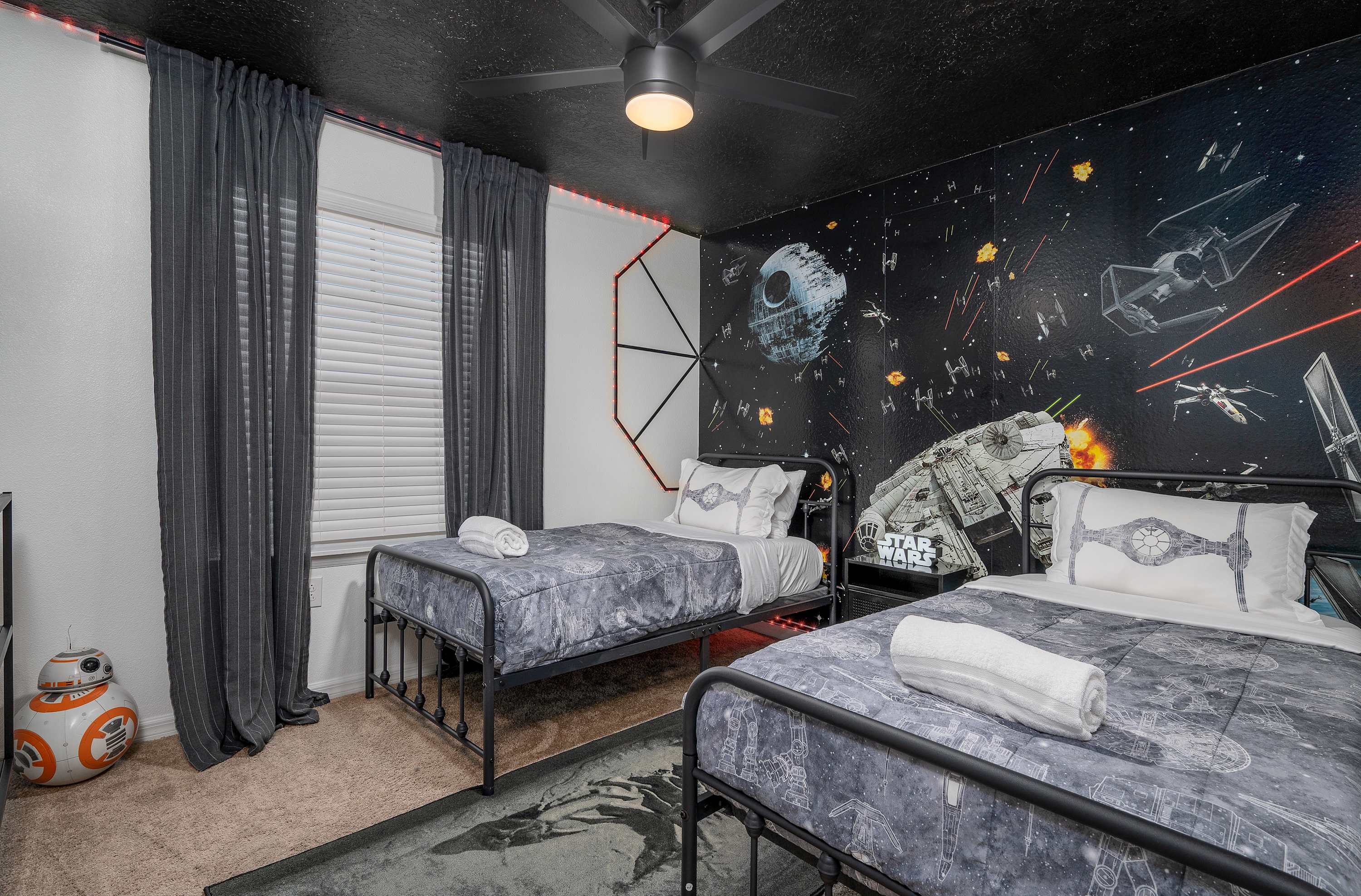 Spacious villa w/pool & game room near Disney