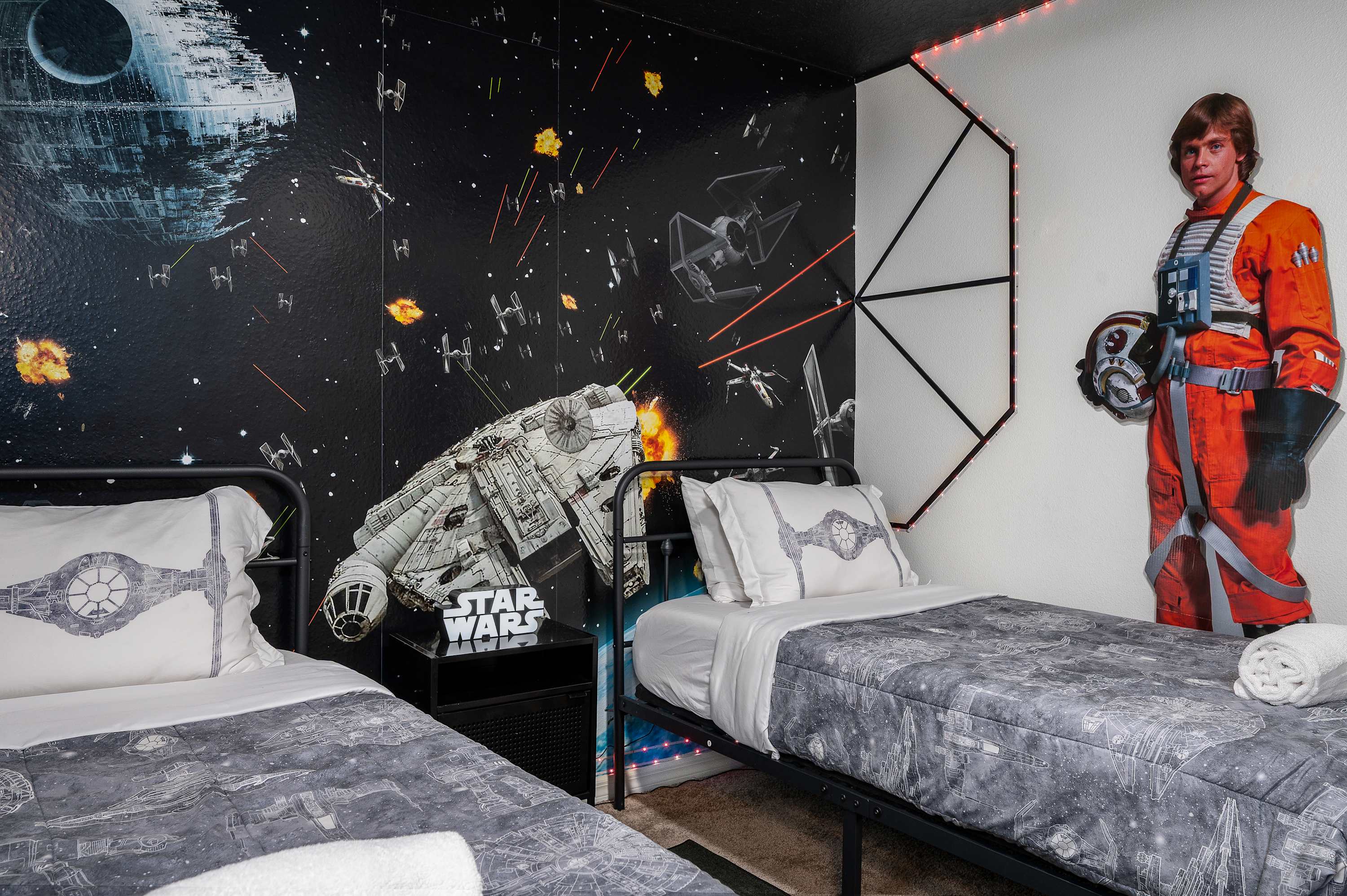 Spacious villa w/pool & game room near Disney