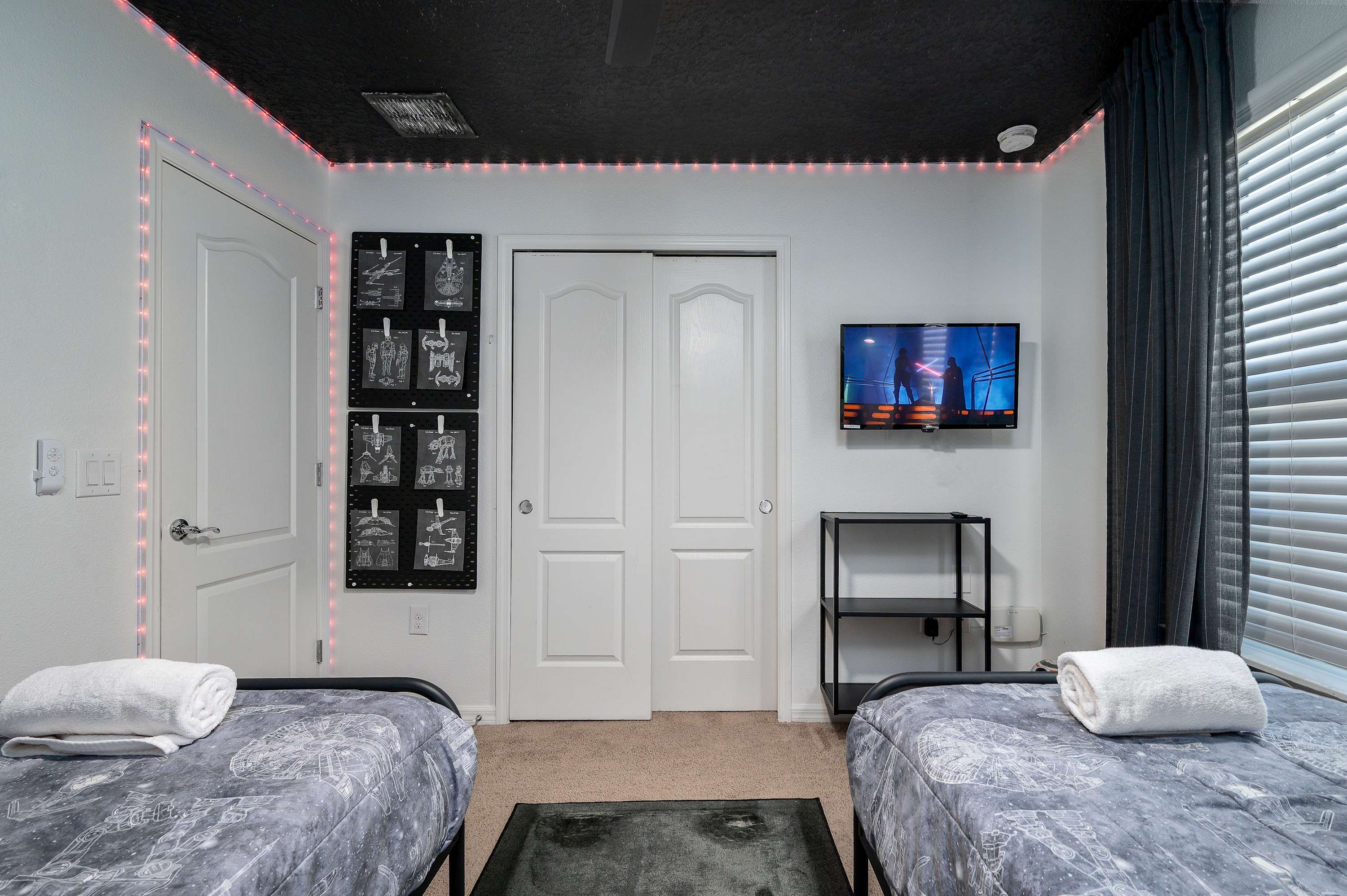 Spacious villa w/pool & game room near Disney