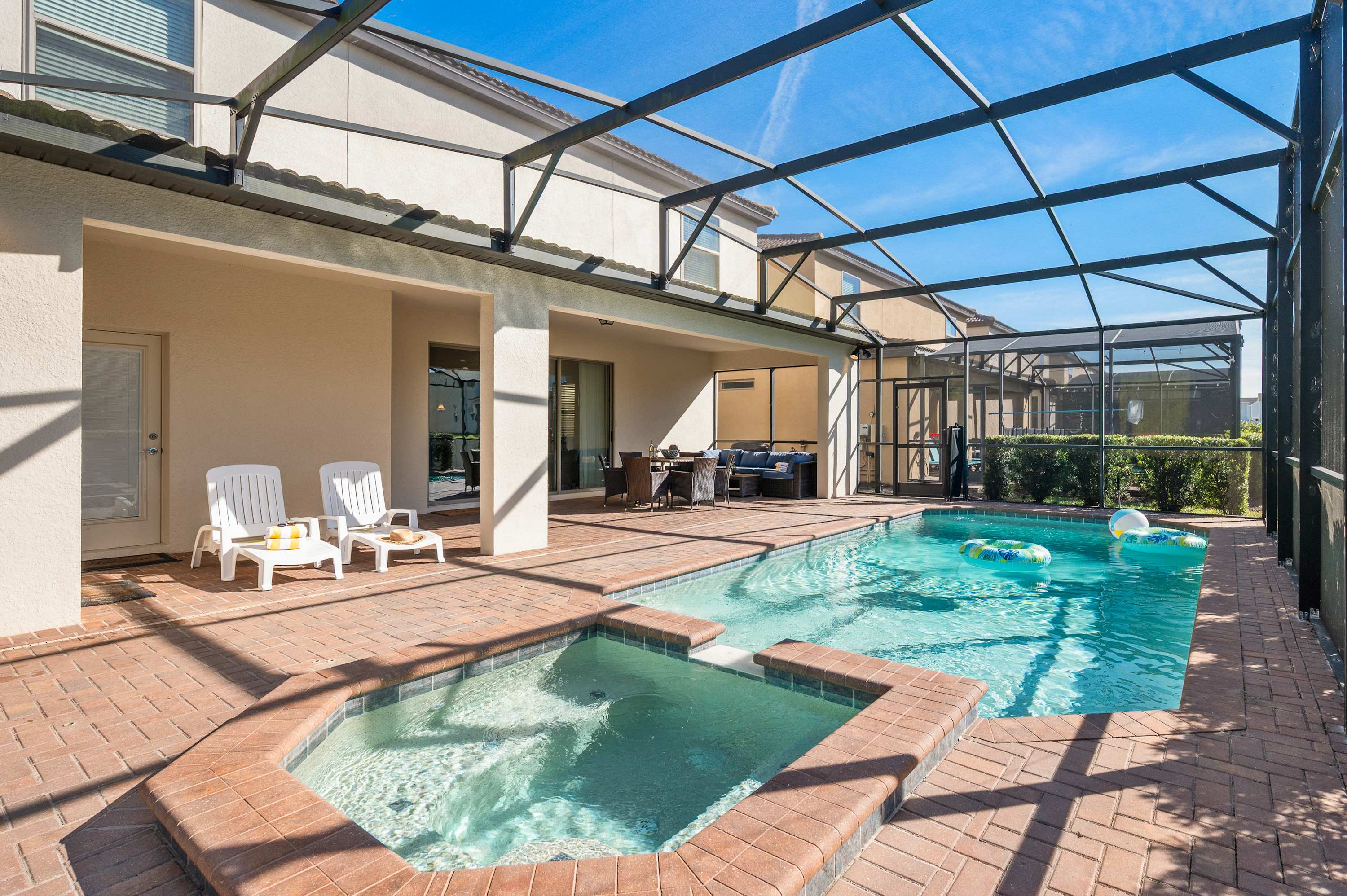 Spacious house w/private pool & water park access