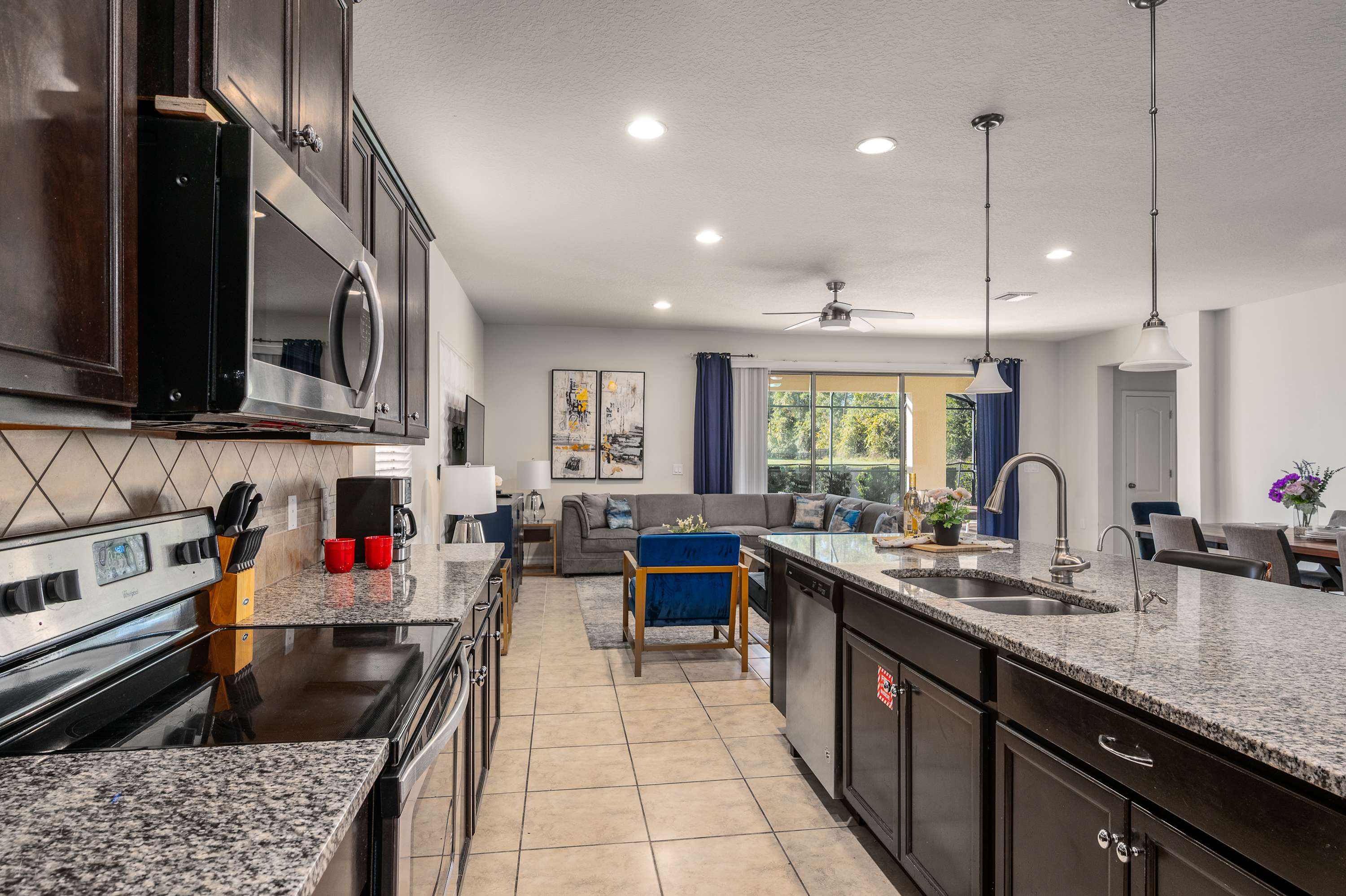 Spacious house w/private pool & water park access