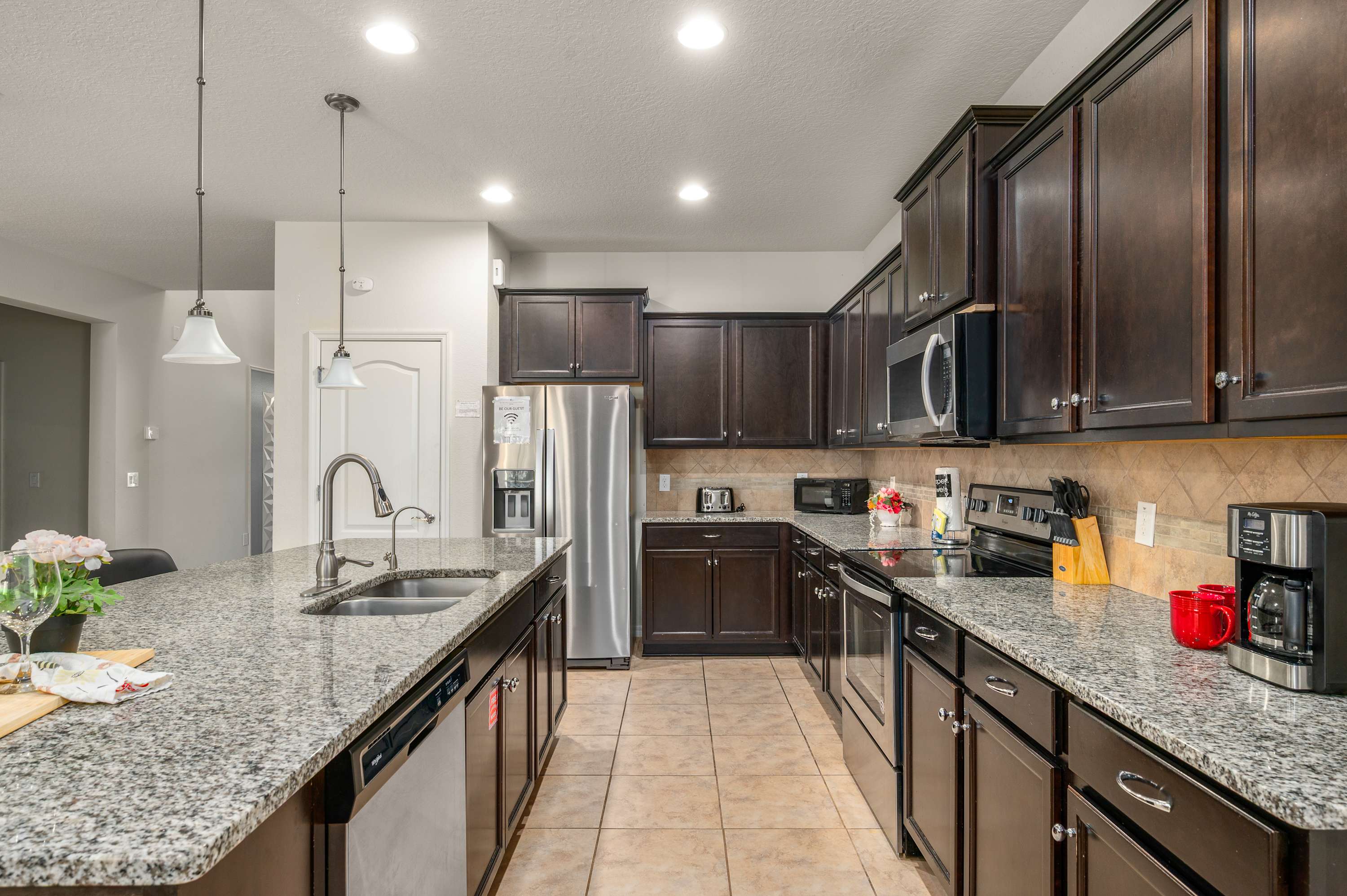 Spacious house w/private pool & water park access