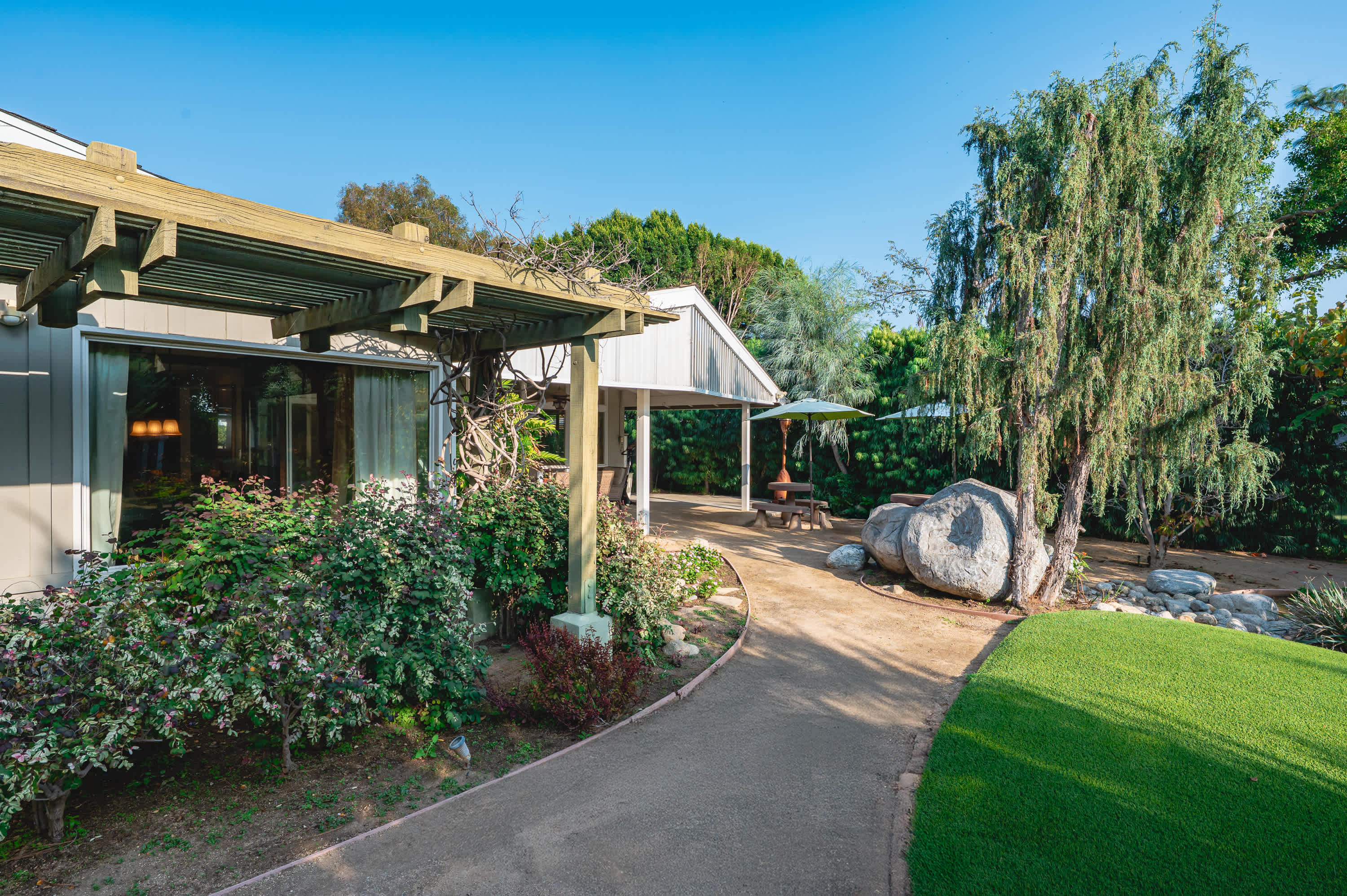 Airy Large Backyard Oasis Perfect Family Getaway