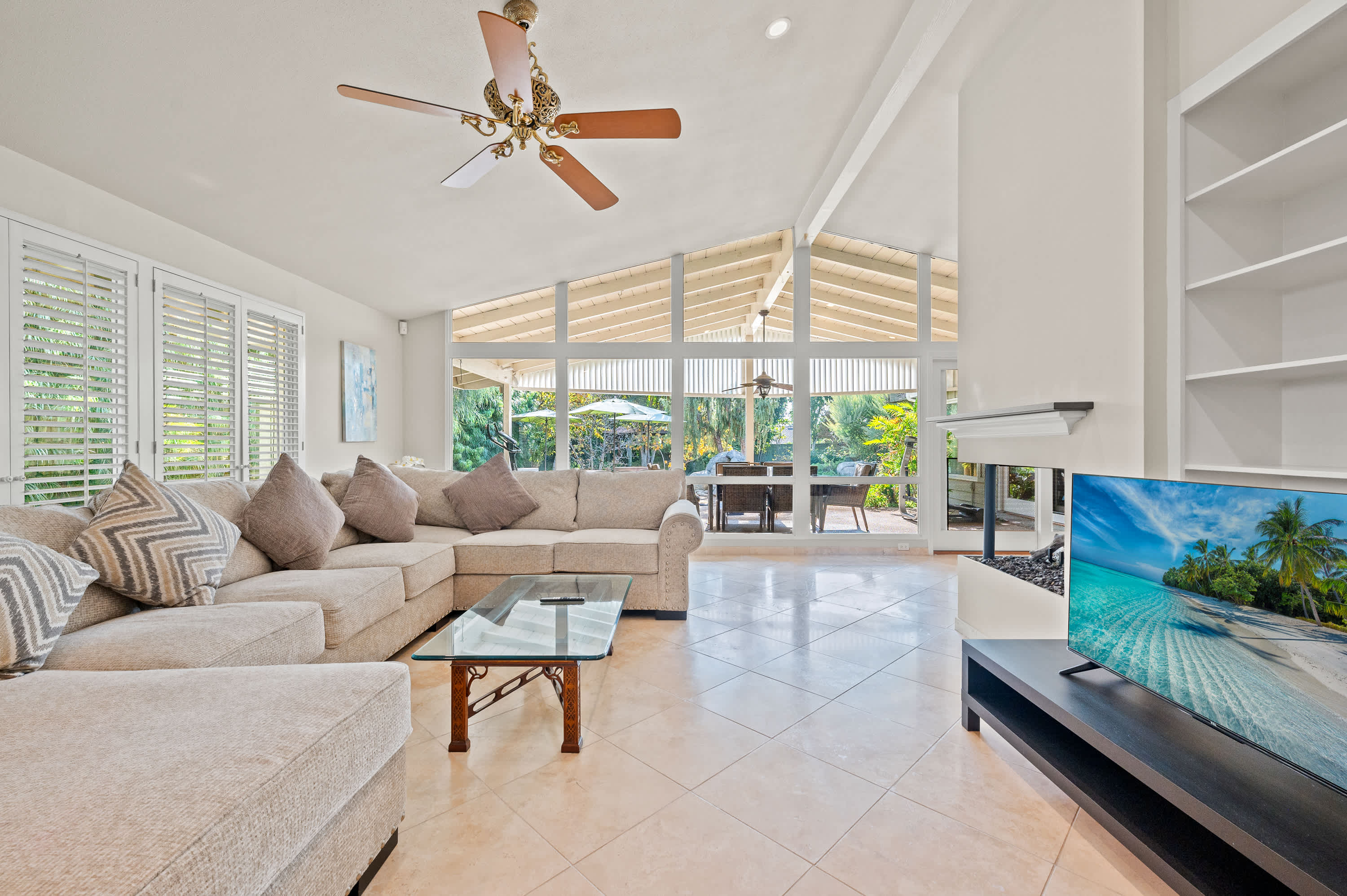 Airy Large Backyard Oasis Perfect Family Getaway 5