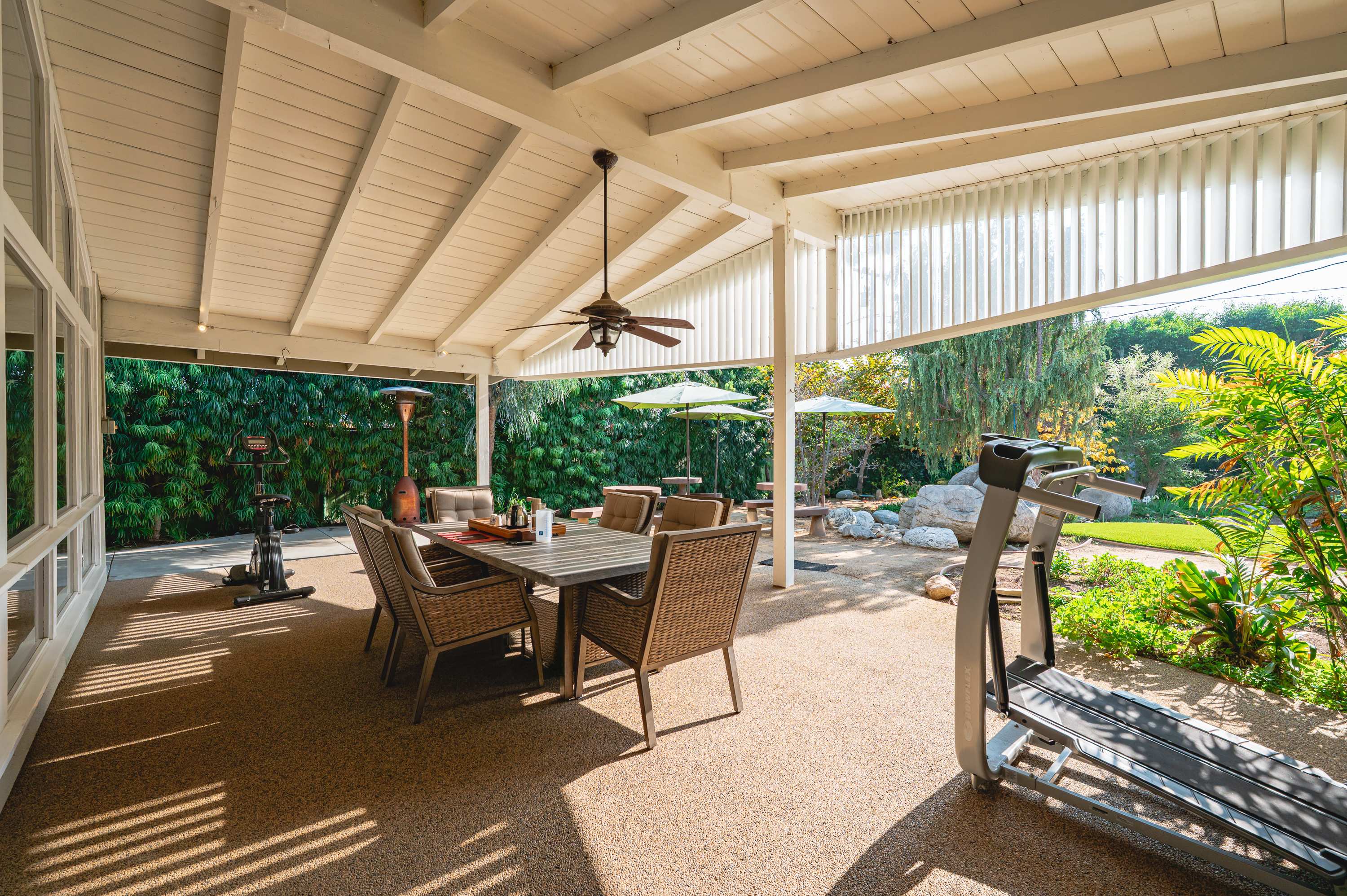 Airy Large Backyard Oasis Perfect Family Getaway 3