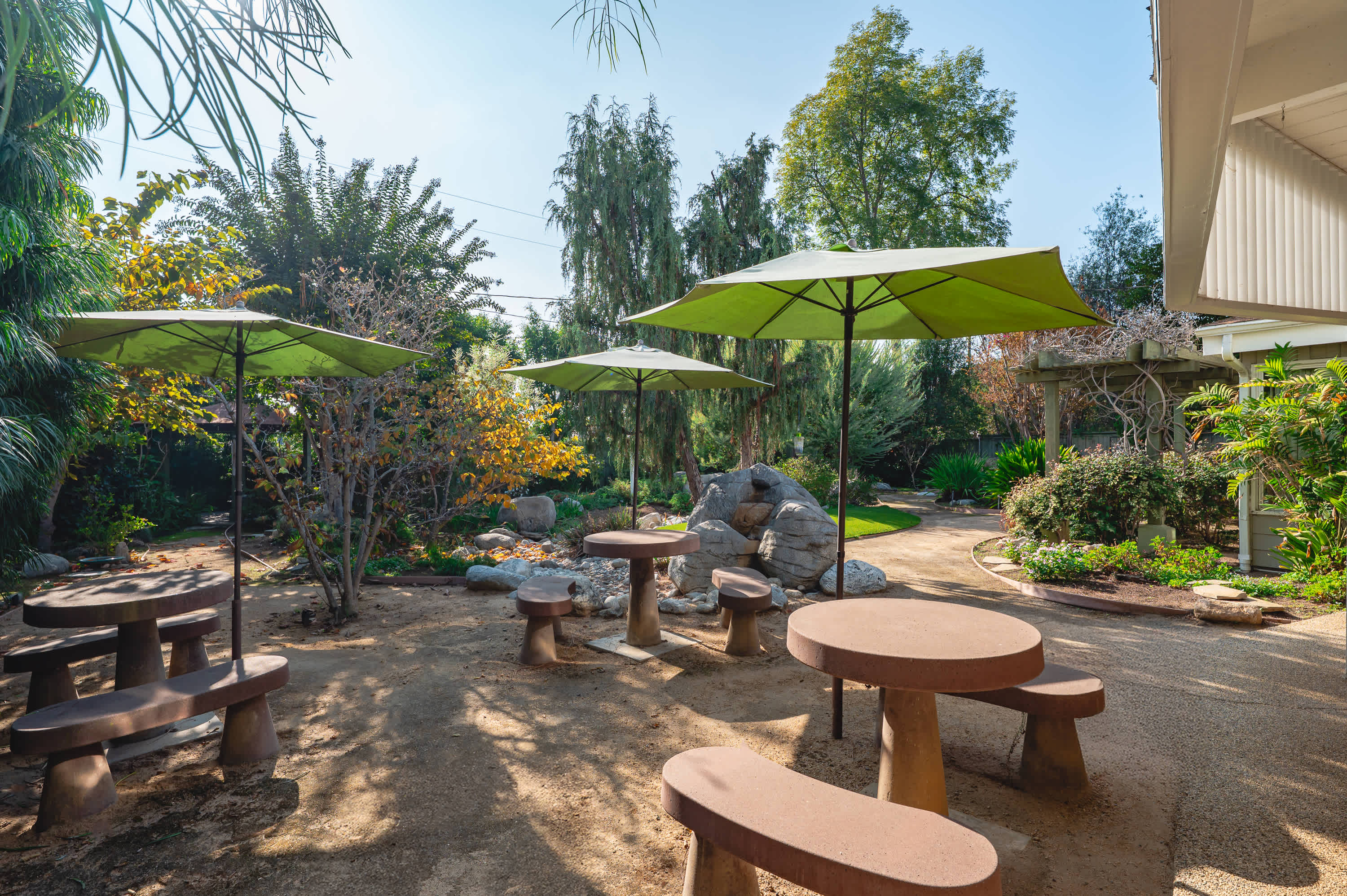 Airy Large Backyard Oasis Perfect Family Getaway 2